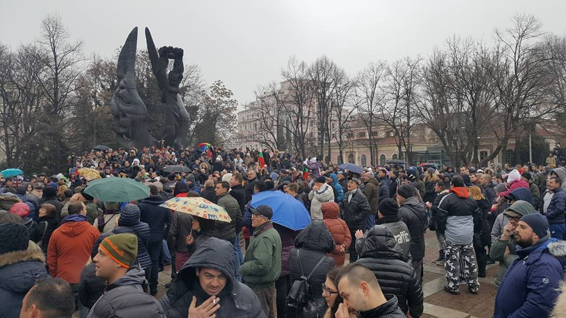 Заради д-р Димитров: Хиляди скандират „Свобода!” в Пловдив (ОБНОВЕНА)