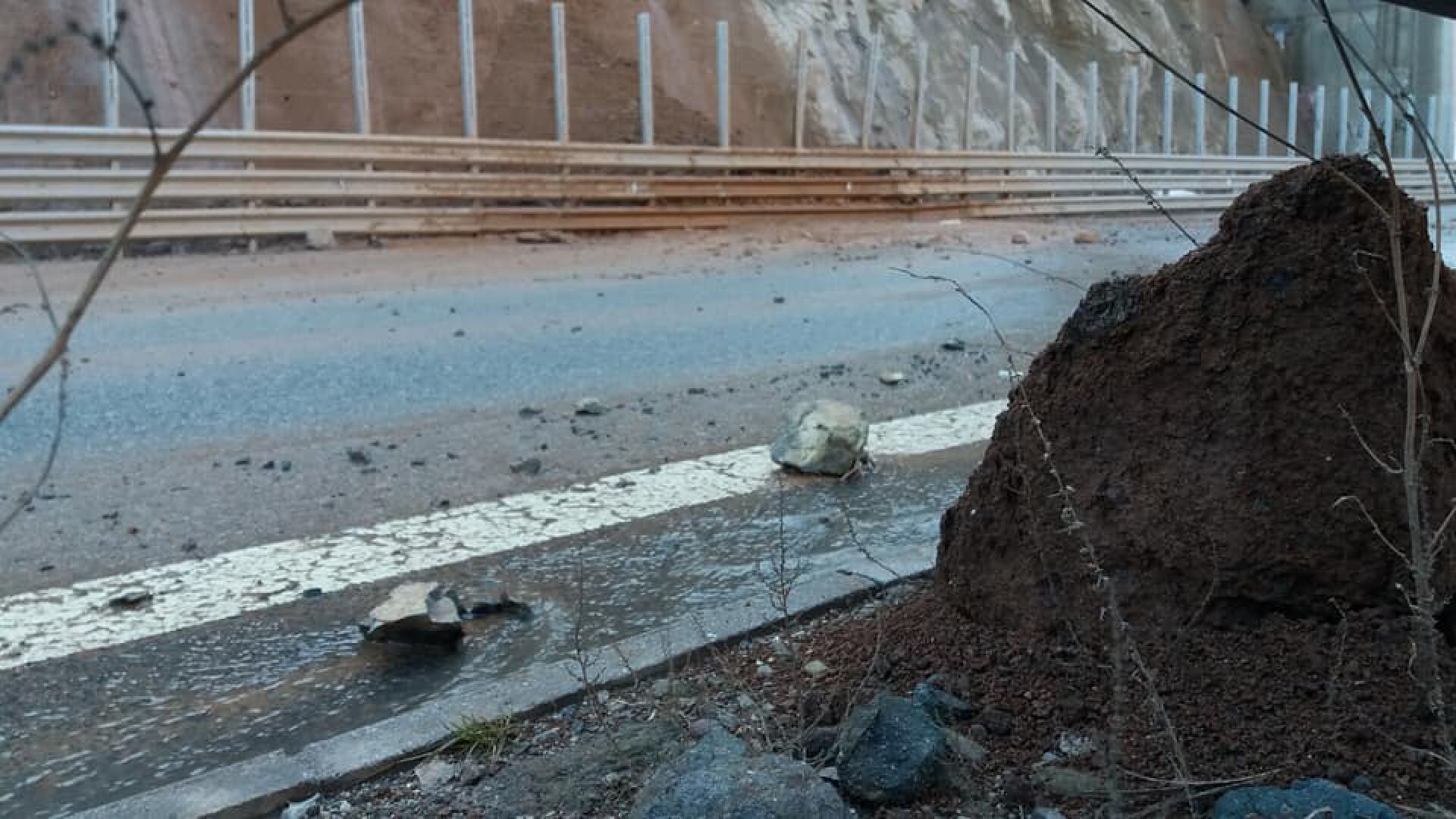 Свлачище затвори временно едно от платната на магистрала „Люлин”