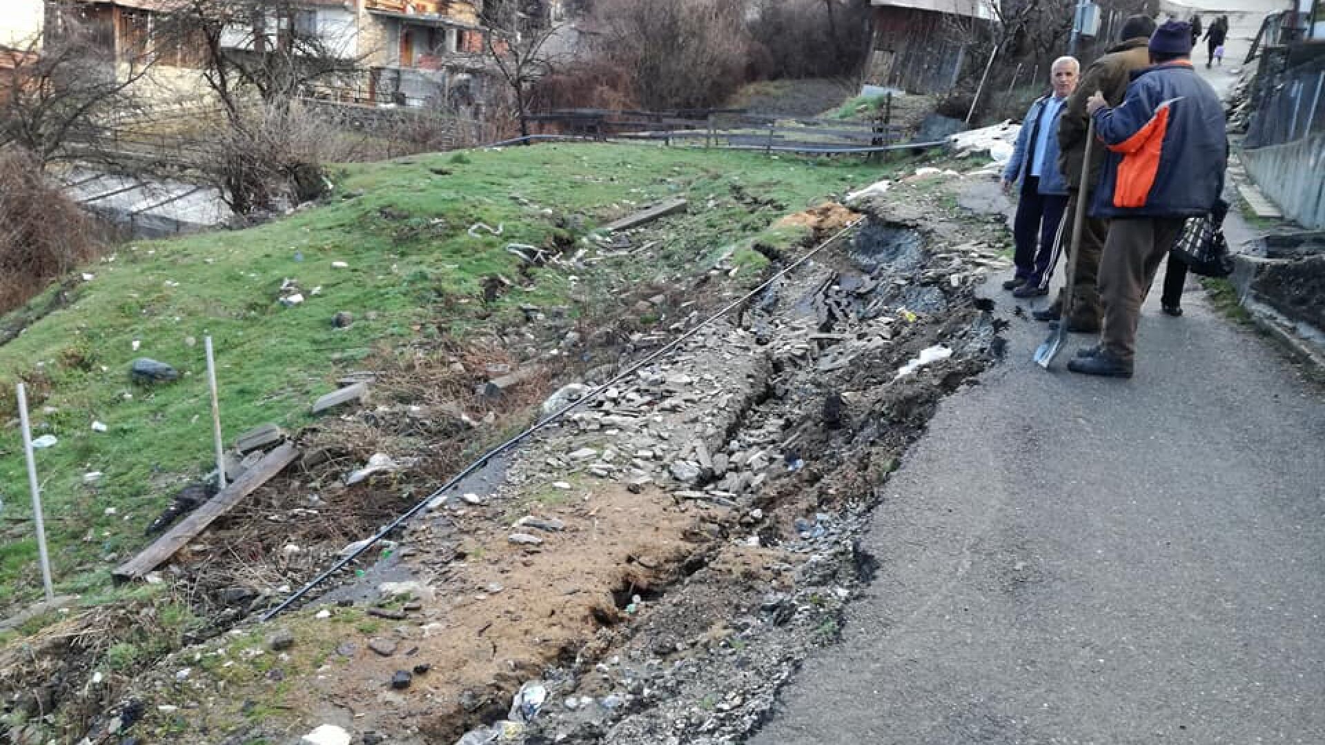 Свлачище отново заплашва родопското село Плетена (СНИМКИ)