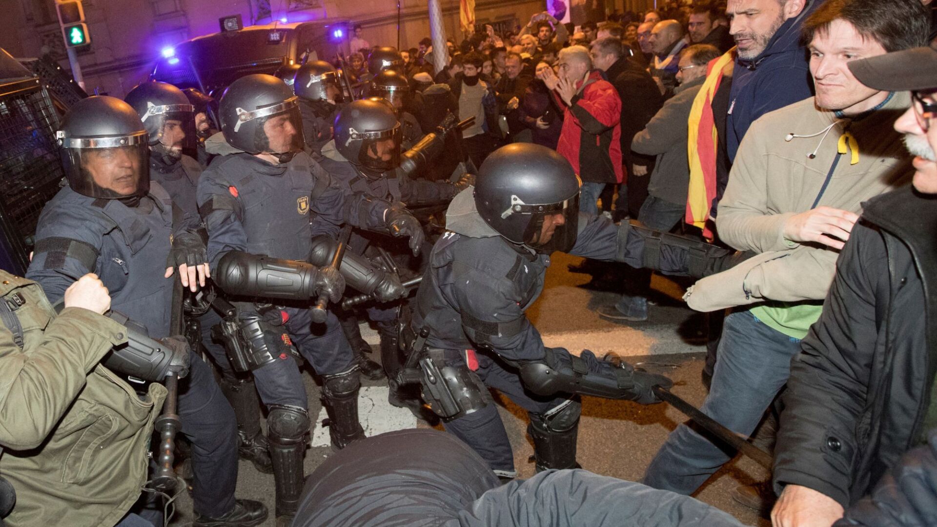 Батални сцени в Барселона, 10 000 на протест срещу испанския съд (СНИМКИ И ВИДЕО)