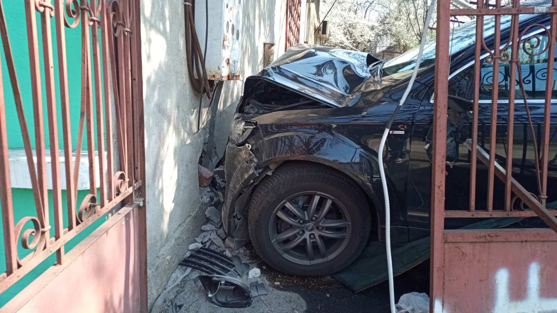 След изпреварване в Русе: Джип влезе в двора на къща и се заби в нея (СНИМКИ)