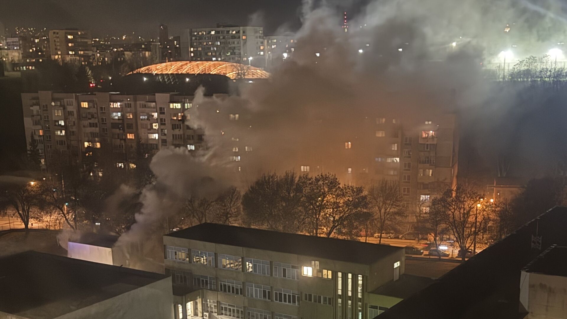 Пожар в училище в София в кв. „Христо Смирненски“ (СНИМКИ)