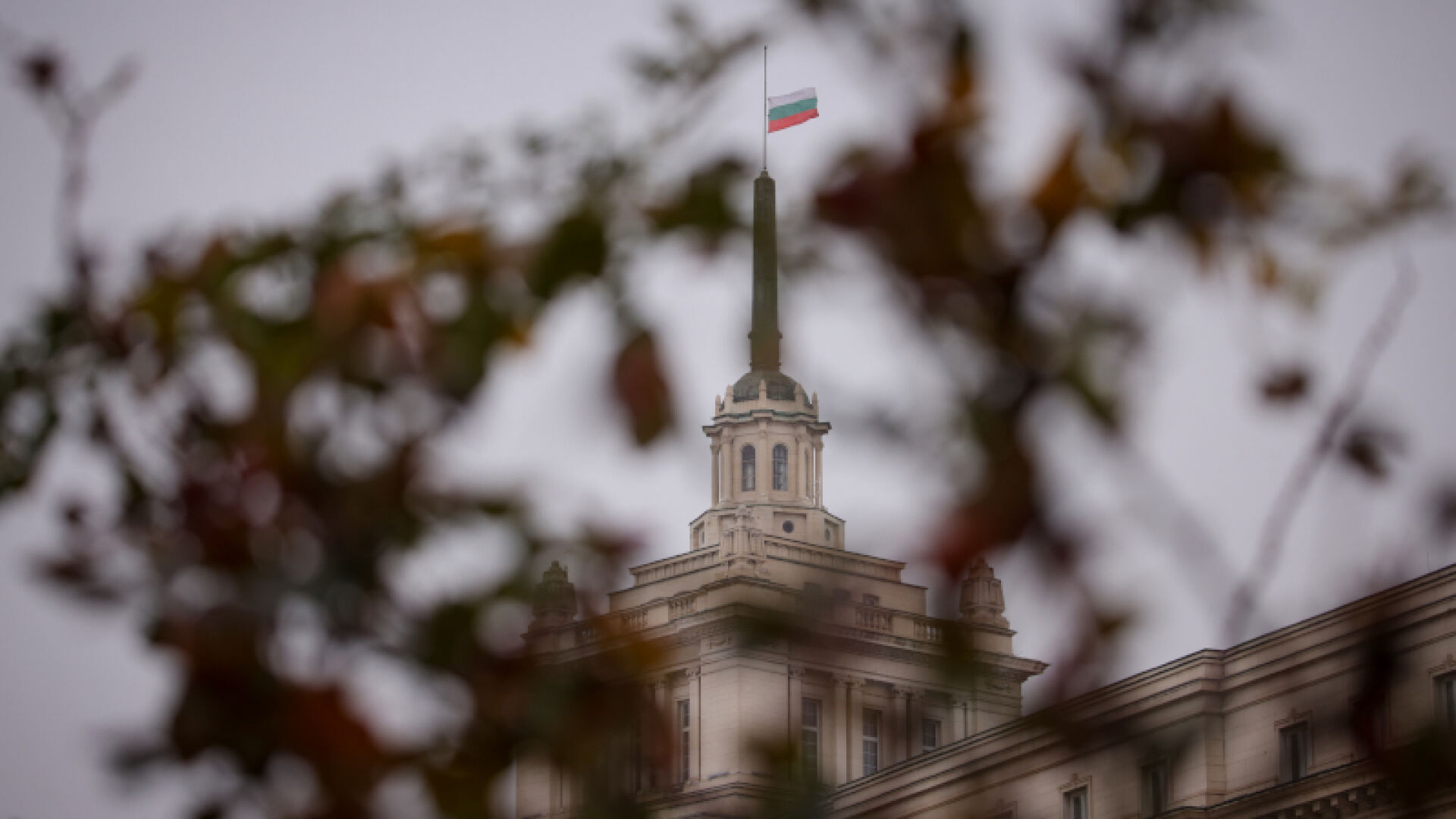 Ден на траур: Националният флаг на двете сгради на Народното събрание е спуснат наполовина