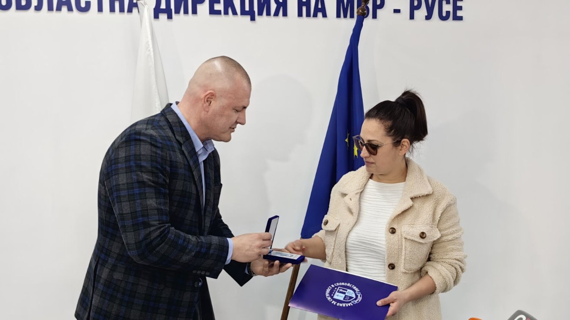 Полицията в Русе награди млада жена, предала намерени 1000 лв.