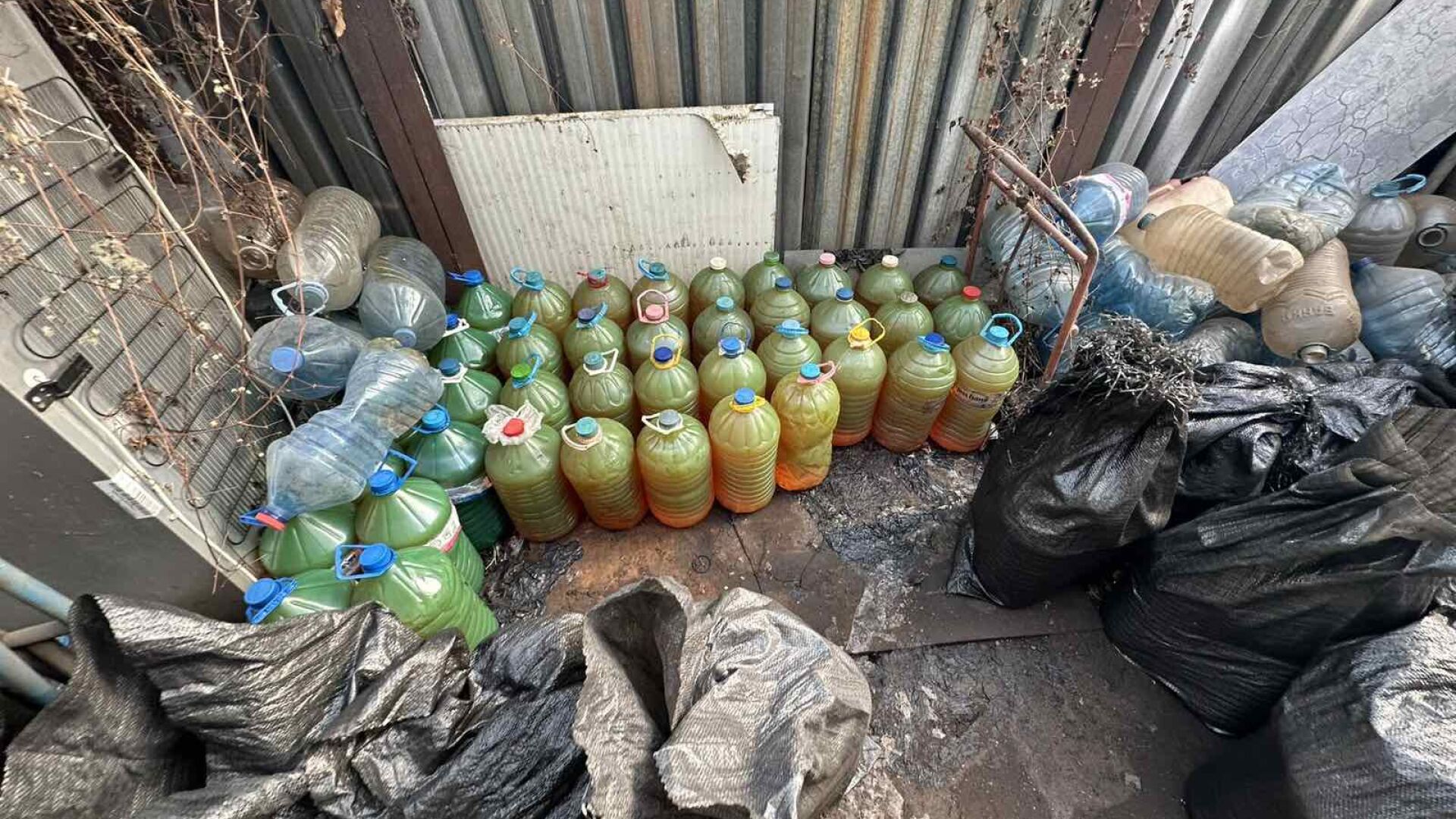 Задържаха трима мъже за кражба на над 1 тон гориво от БДЖ