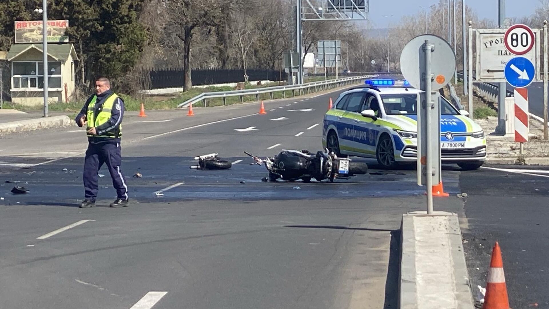 Автомобил засече мотор в Бургас, мотоциклетистът е в тежко състояние (СНИМКИ)