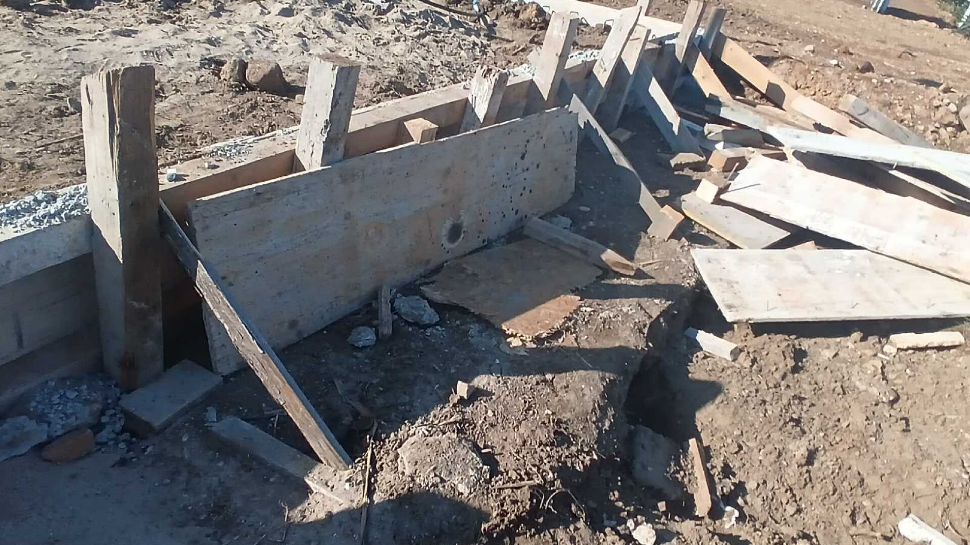 Плаж „Бутамята“ край Синеморец е в бетон, концесионерът е глобен (СНИМКИ)