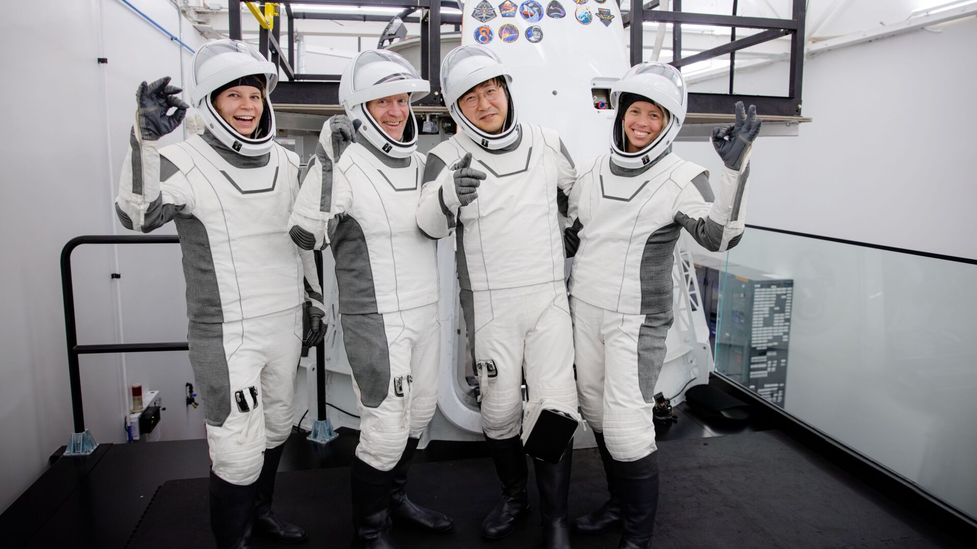 SpaceX ще изстреля 4 души на първата по рода си мисия около земните полюси
