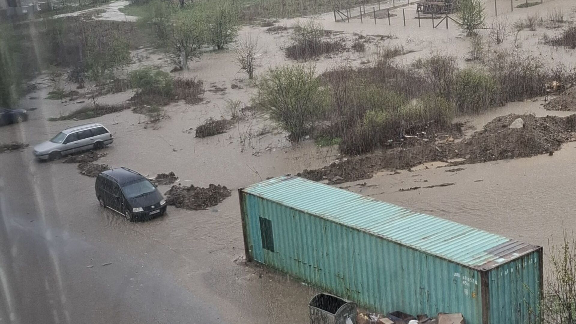 Реки вместо улици: Проливен дъжд падна в Асеновград (ВИДЕО и СНИМКИ)