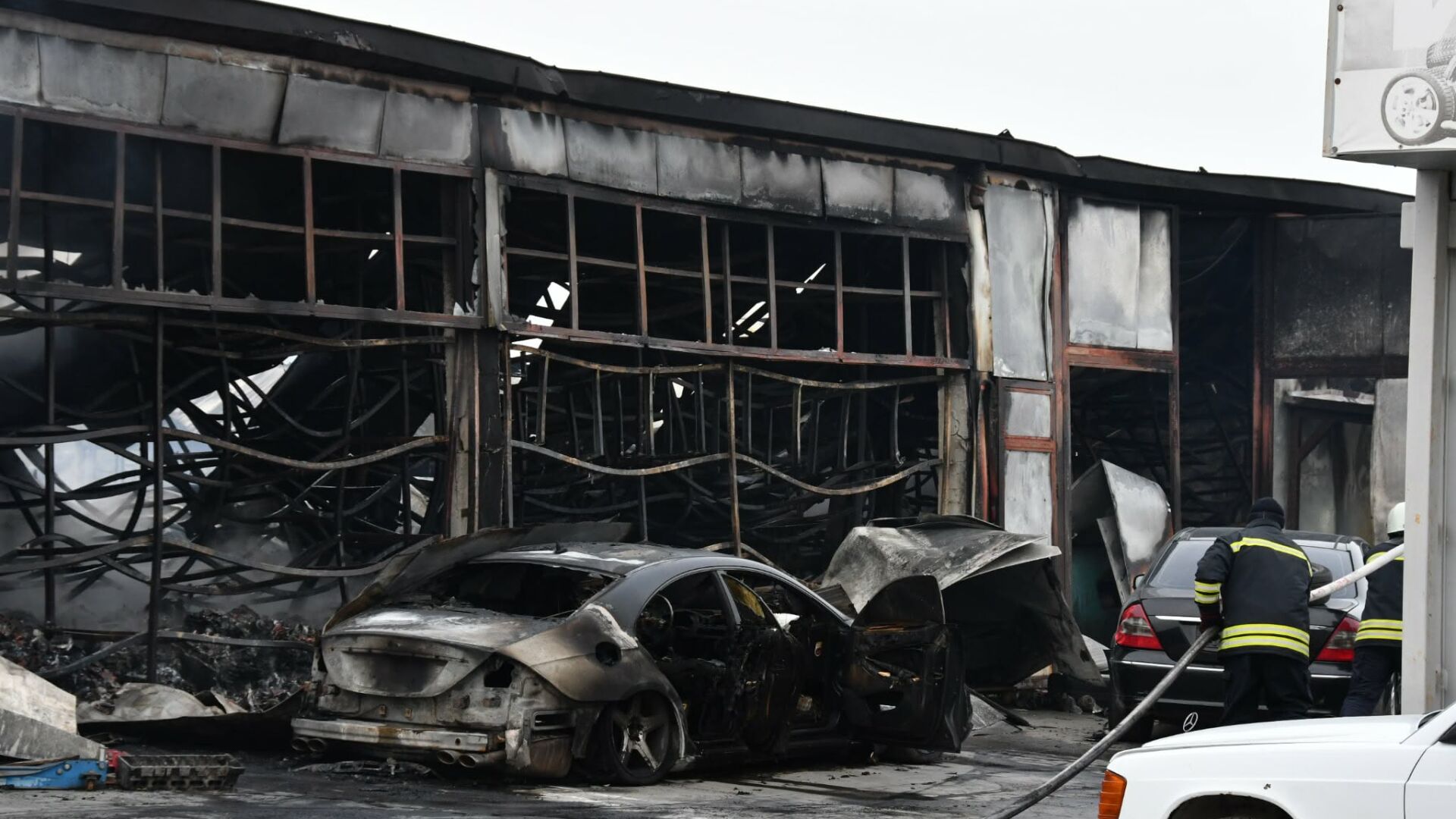 Пожар в база за продажба и съхраняване на автомобили, 50 от тях са с щети (СНИМКИ)