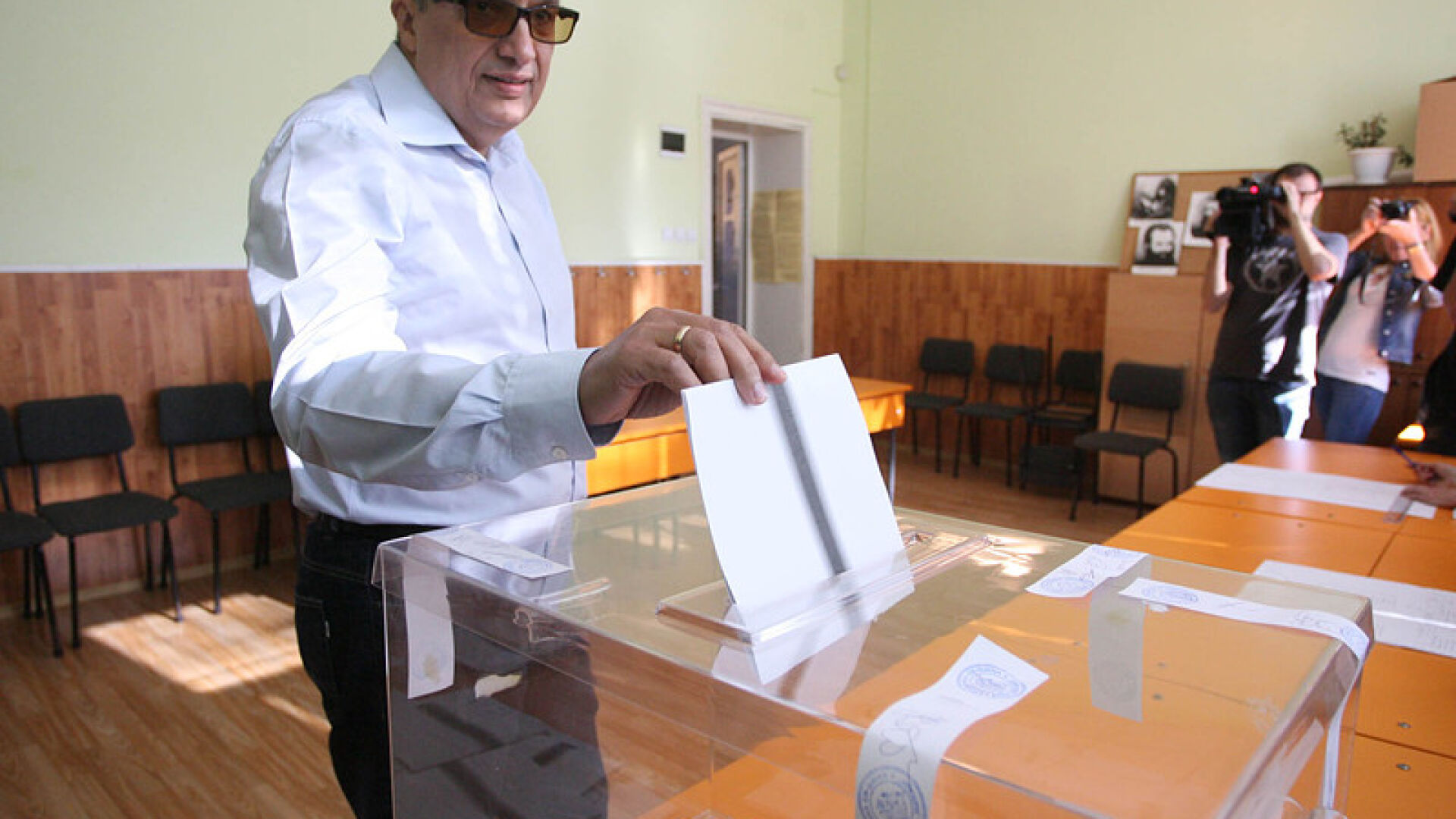 Костов пусна бюлетина с опасения за опорочаване на изборите