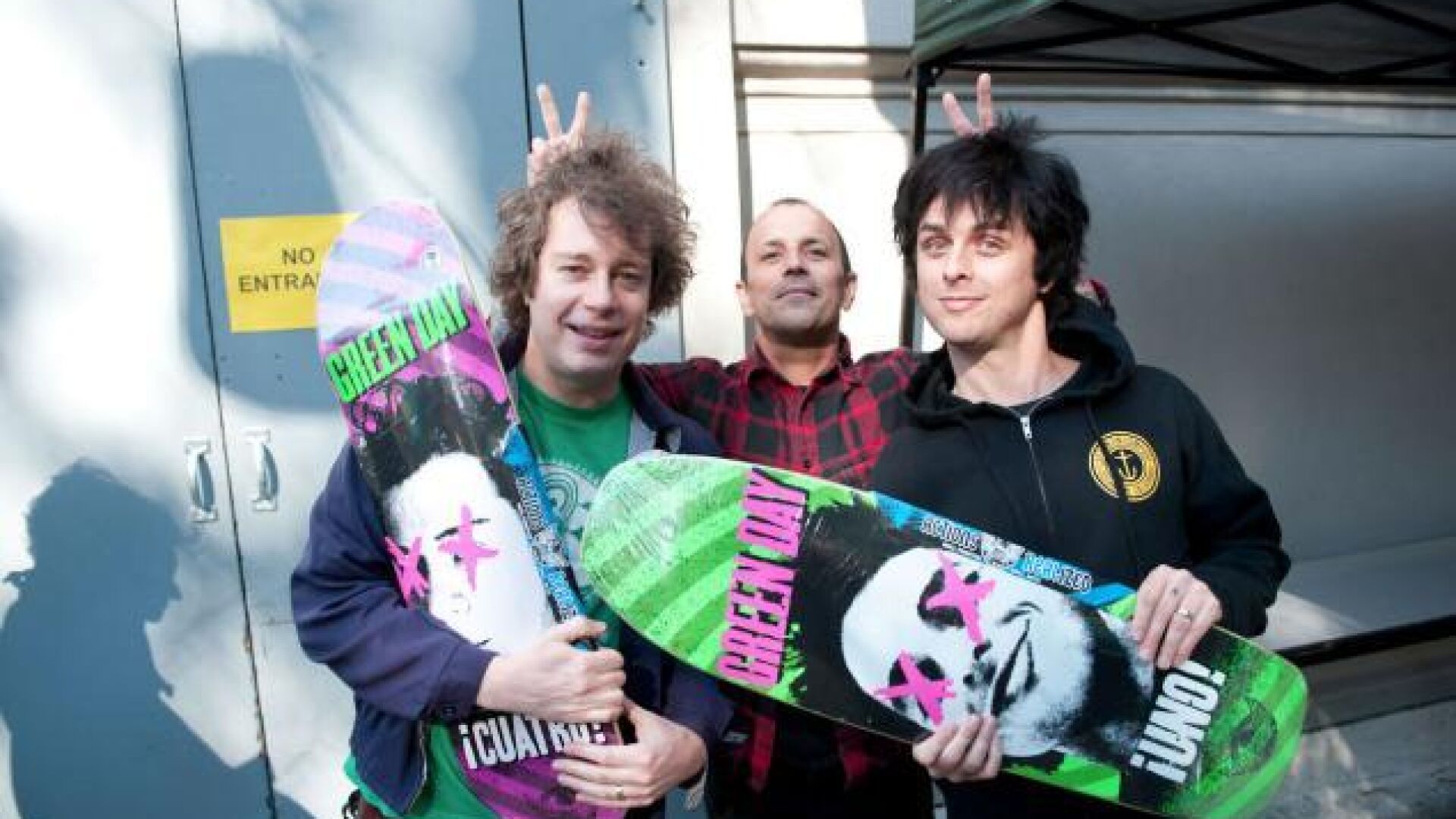 Green Day правят скейтове за благотворителност