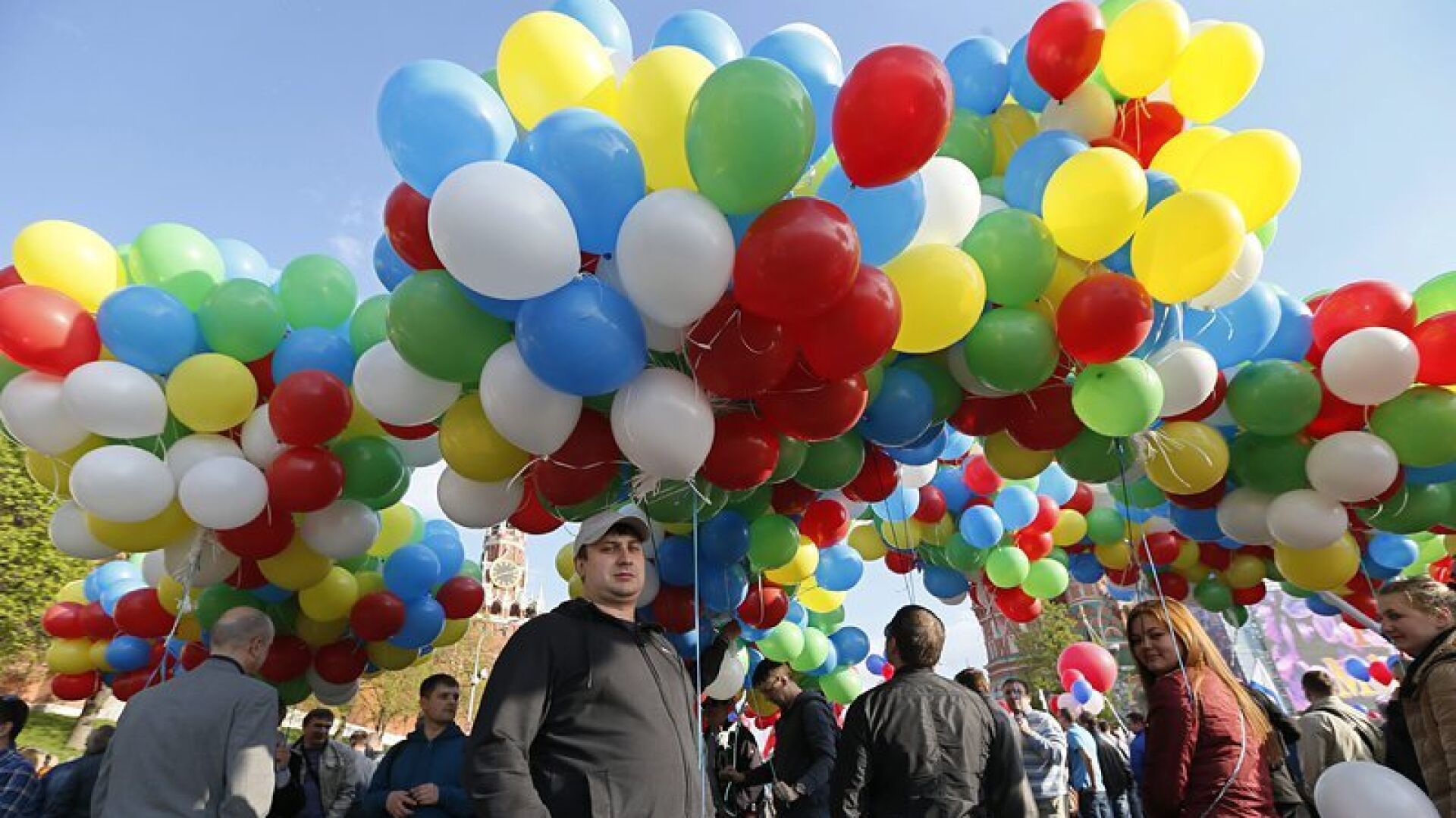 100 000 души на Червения площад в Москва за Деня на труда