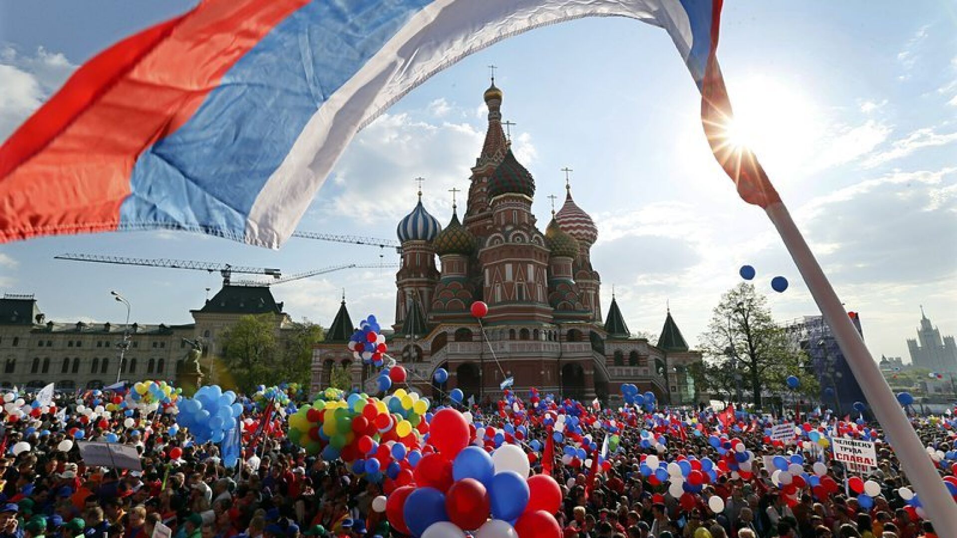100 000 души на Червения площад в Москва за Деня на труда