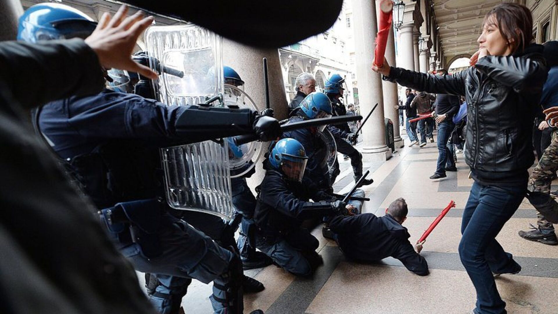 Първомайска демонстрация в Торино прерасна в меле (СНИМКИ)