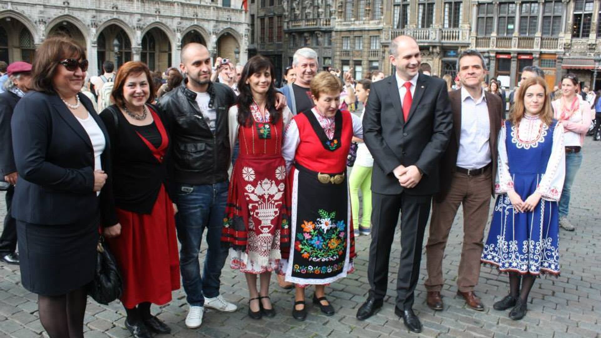 Кристалина Георгиева поведе огромно българско хоро в Брюксел (СНИМКИ)