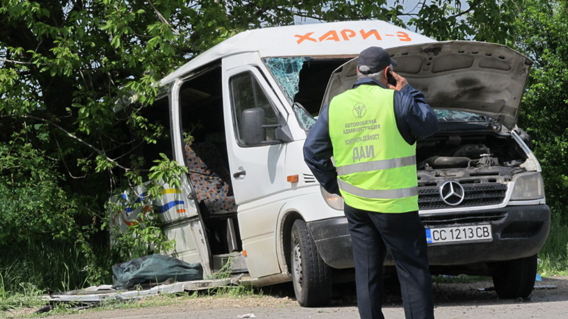 Две жени загинаха в микробус, преобърнал се край Сливо поле
