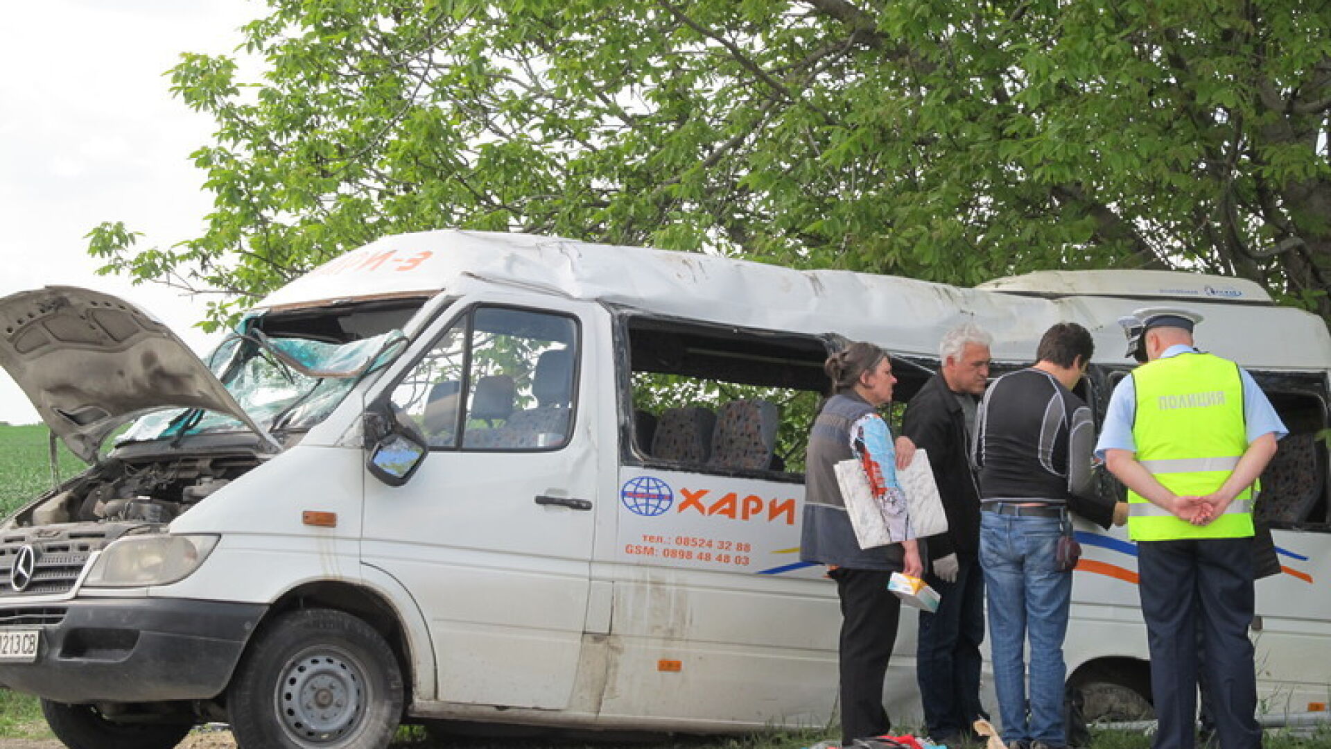Две жени загинаха в микробус, преобърнал се край Сливо поле
