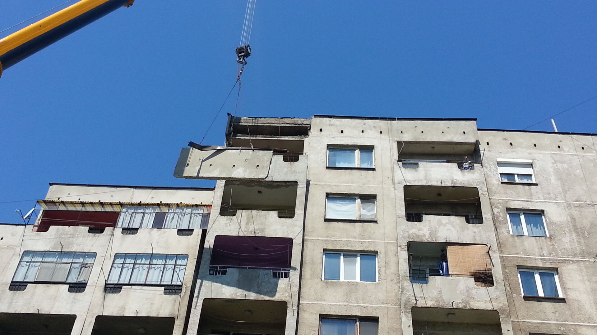 Панел се отцепи от жилищен блок, отнесе балкон (СНИМКИ)