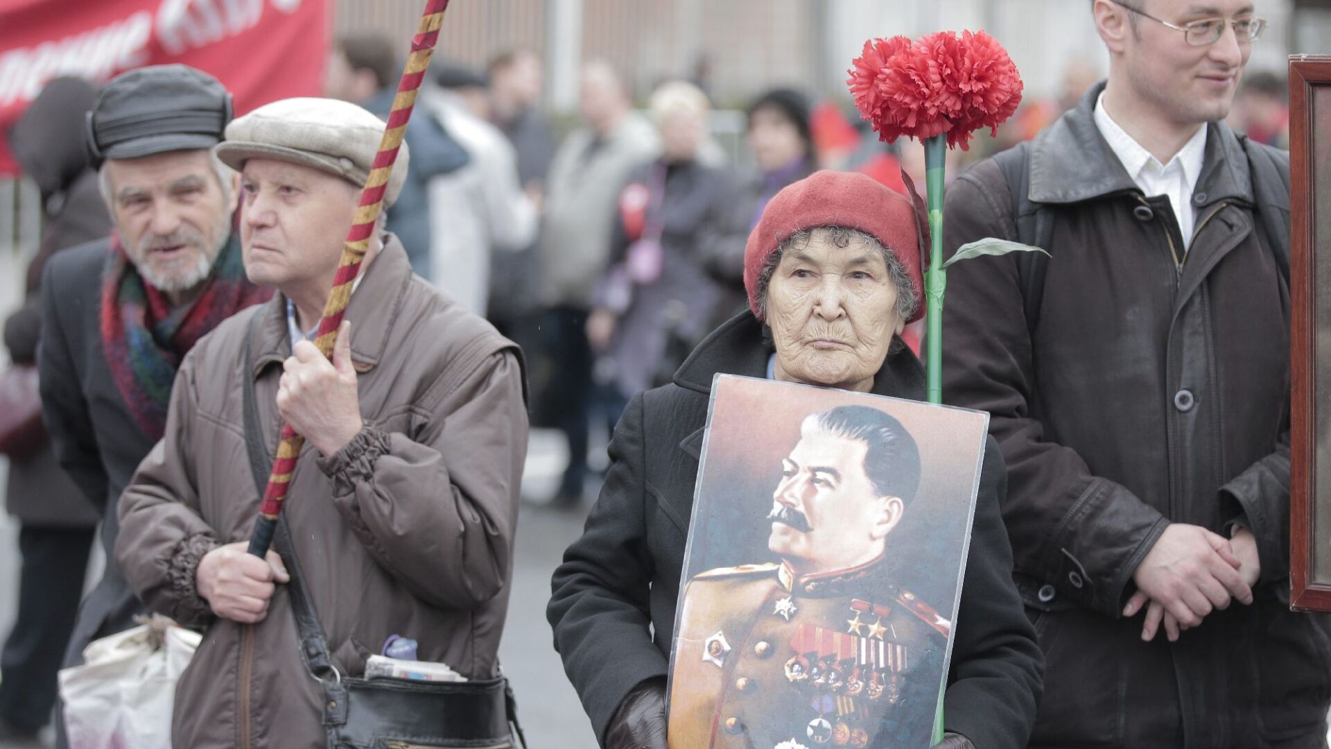 Десетки хиляди на профсъюзни и партийни шествия в Москва (СНИМКИ)