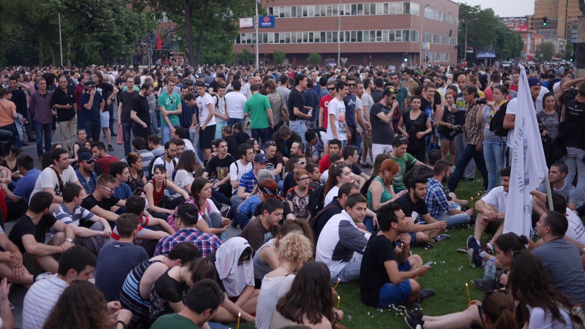 Протестиращи със свещи в ръце отново излязоха на протест срещу Груевски 