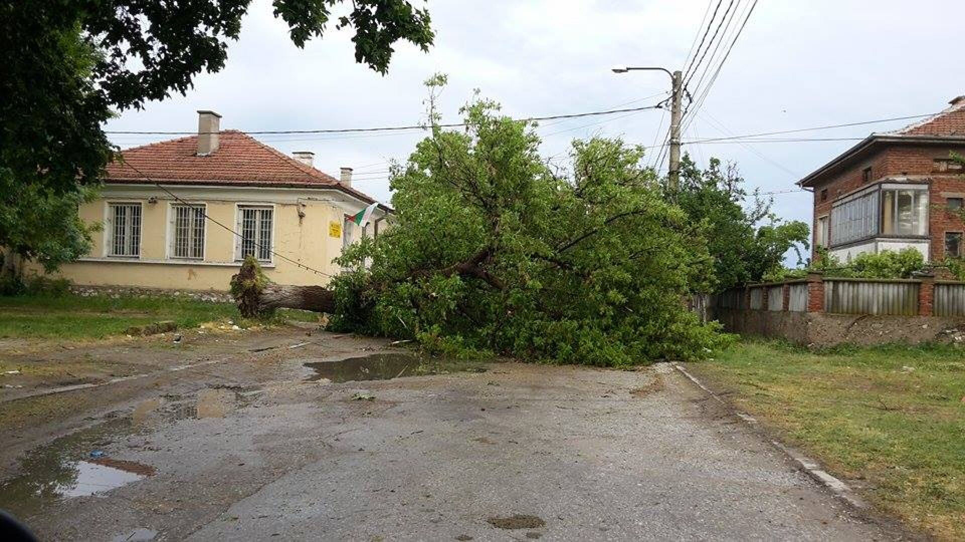 Силни бури и градушки на много места в страната (СНИМКИ и ВИДЕО)
