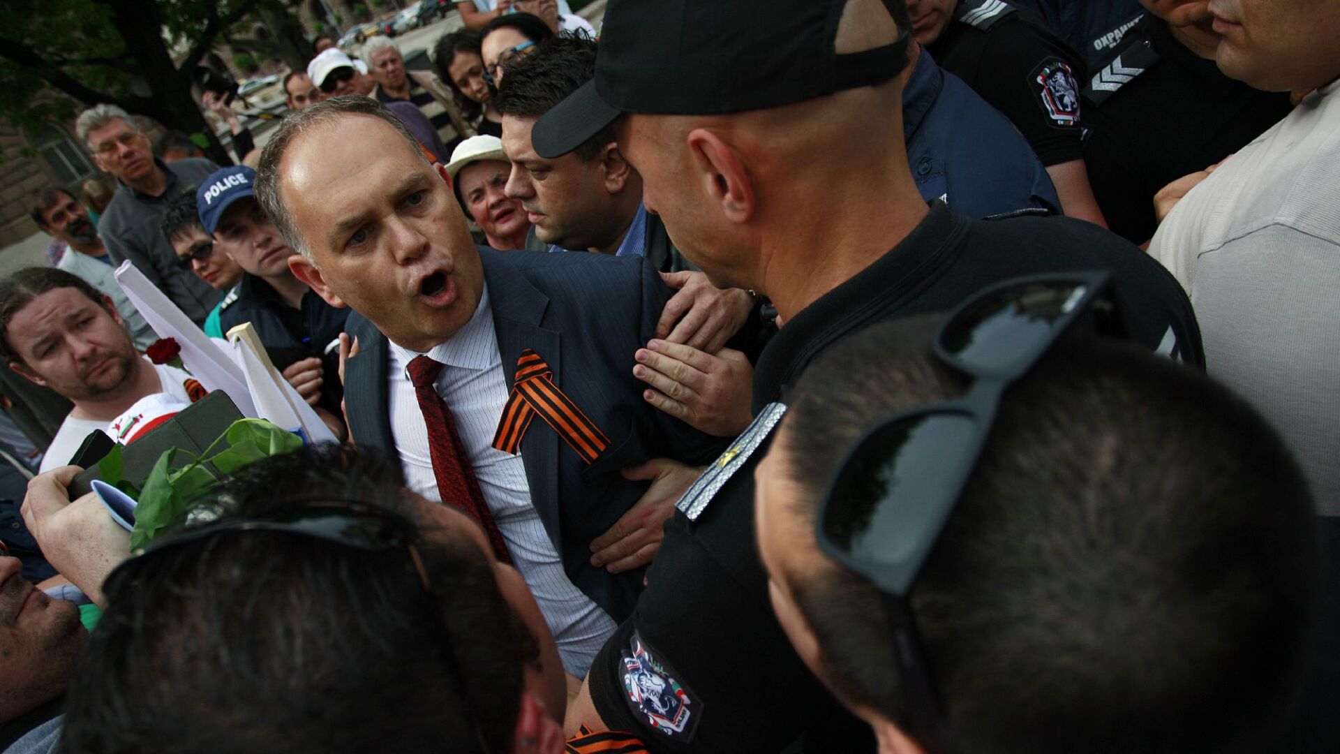 Тъмночервени опитаха да линчуват Кадиев пред президентството (СНИМКИ)