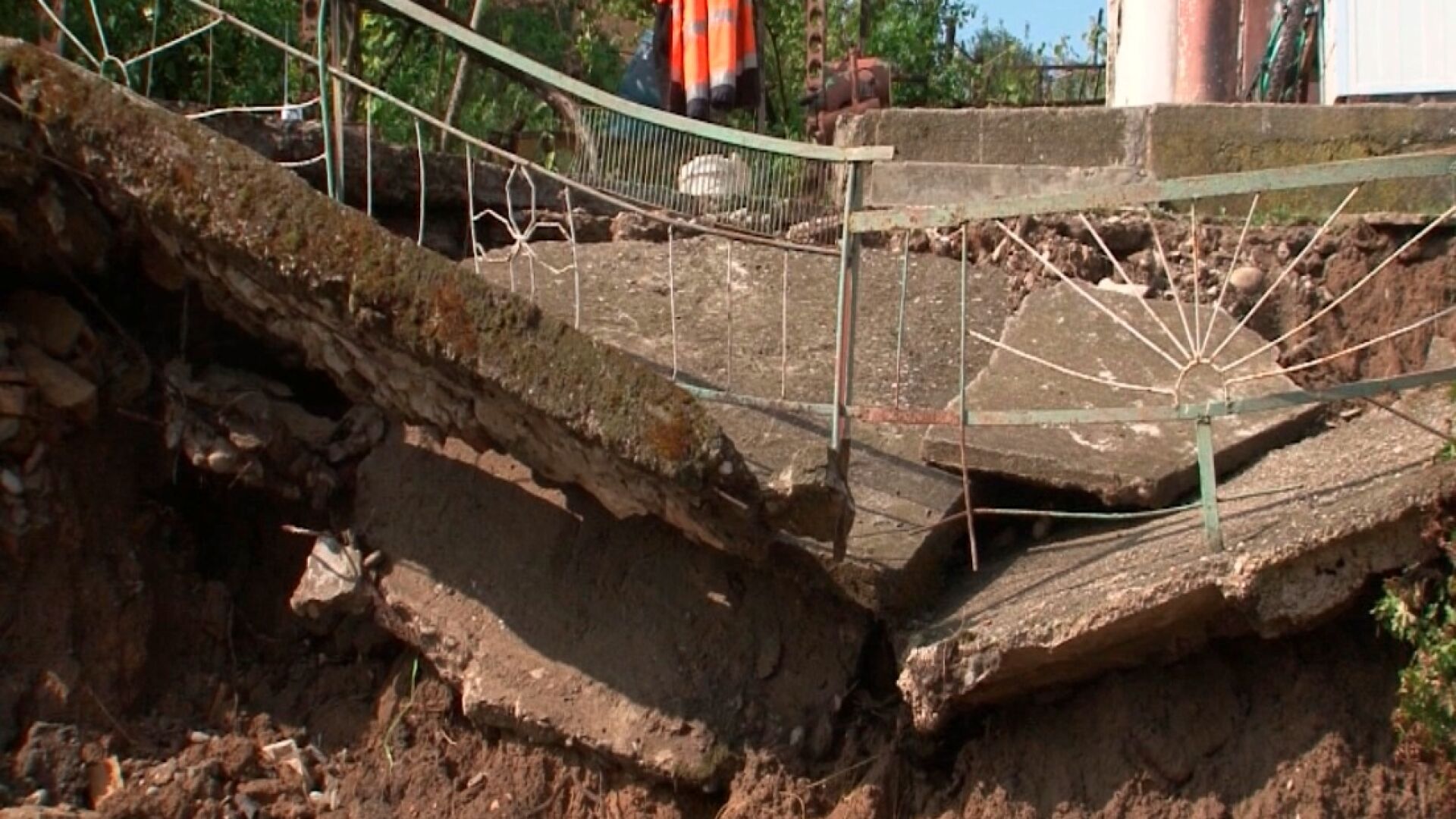 Мездра остава в бедствено положение, чака нови порои