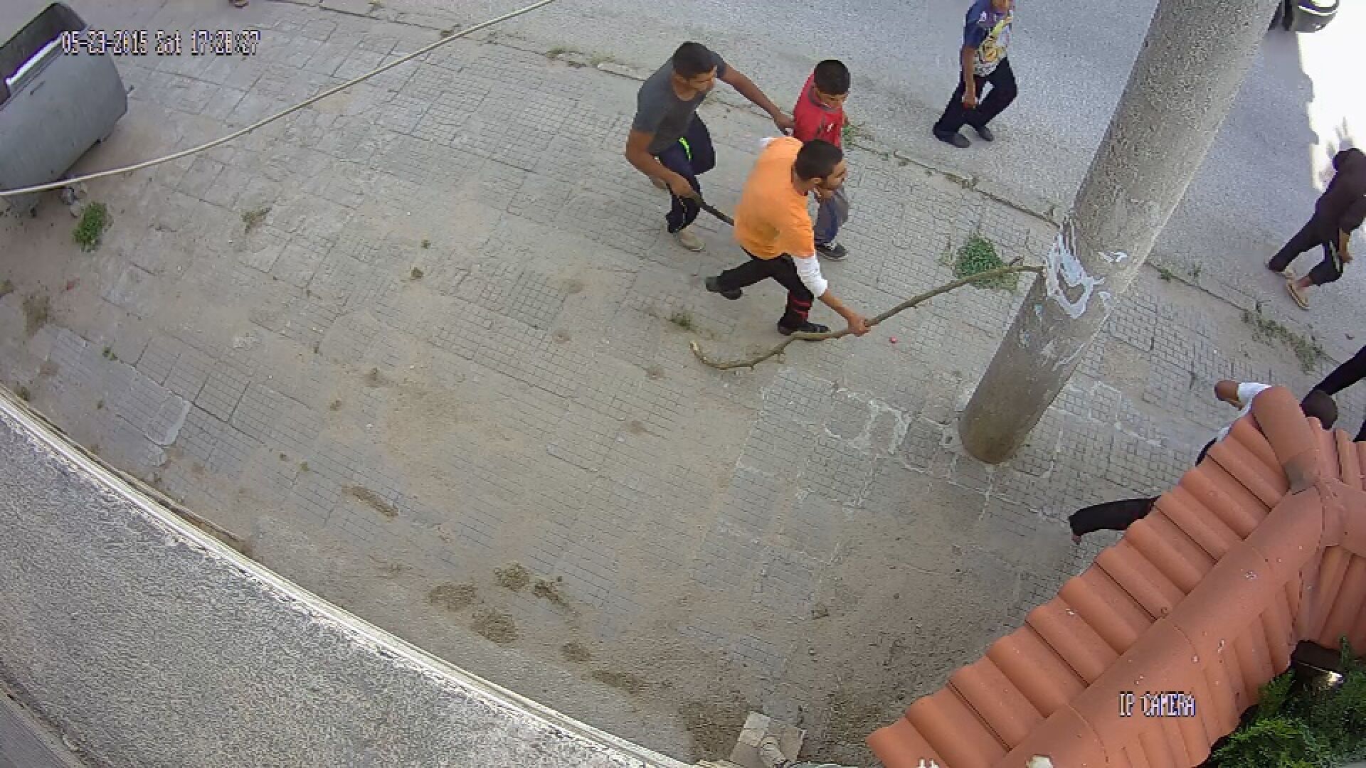 Роми щурмуваха църквата в гърменското село Марчево и нападнаха свещеника (СНИМКИ)