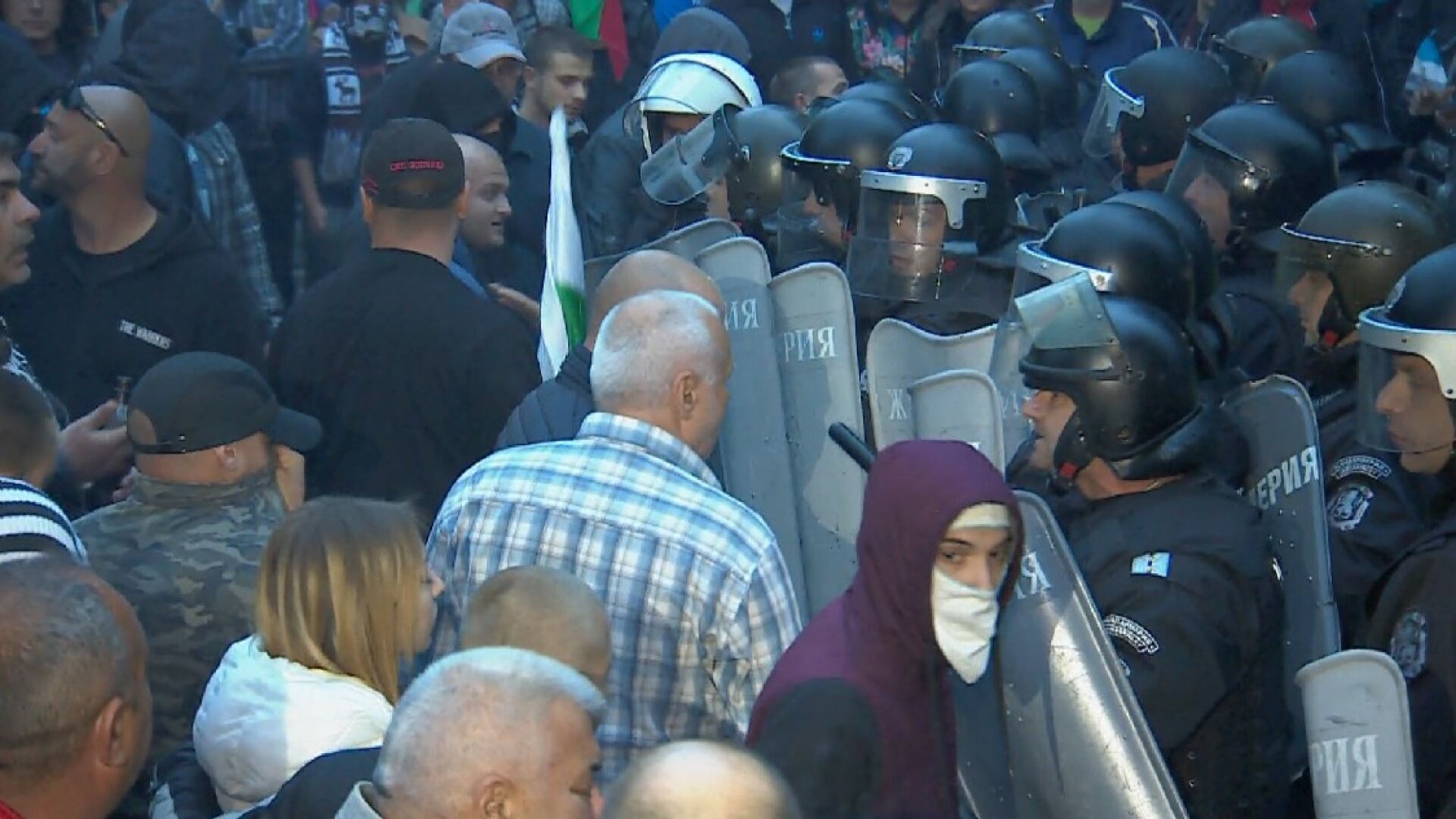 Сблъсъци окървавиха протеста в Раднево (СНИМКИ И ВИДЕО)
