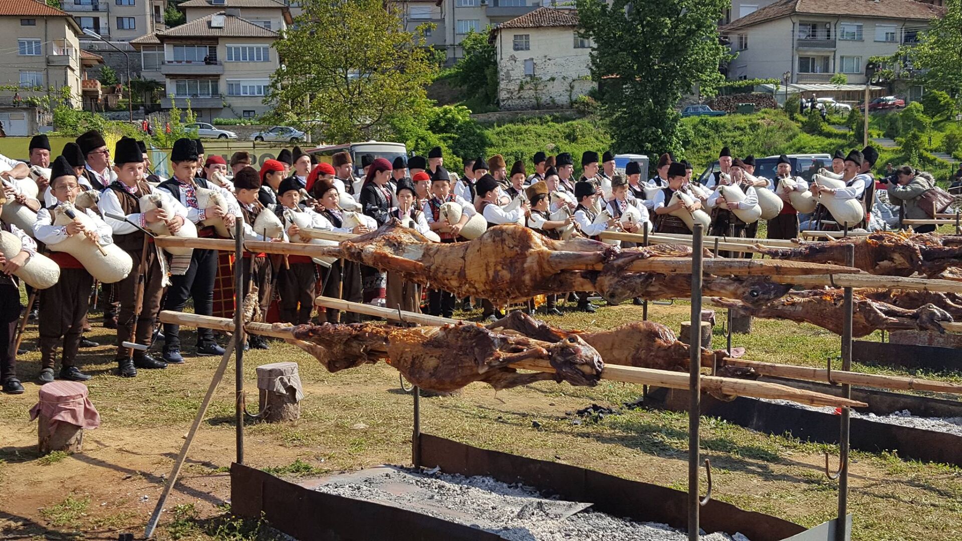 Златоград посреща хиляди за празника на родопското чеверме