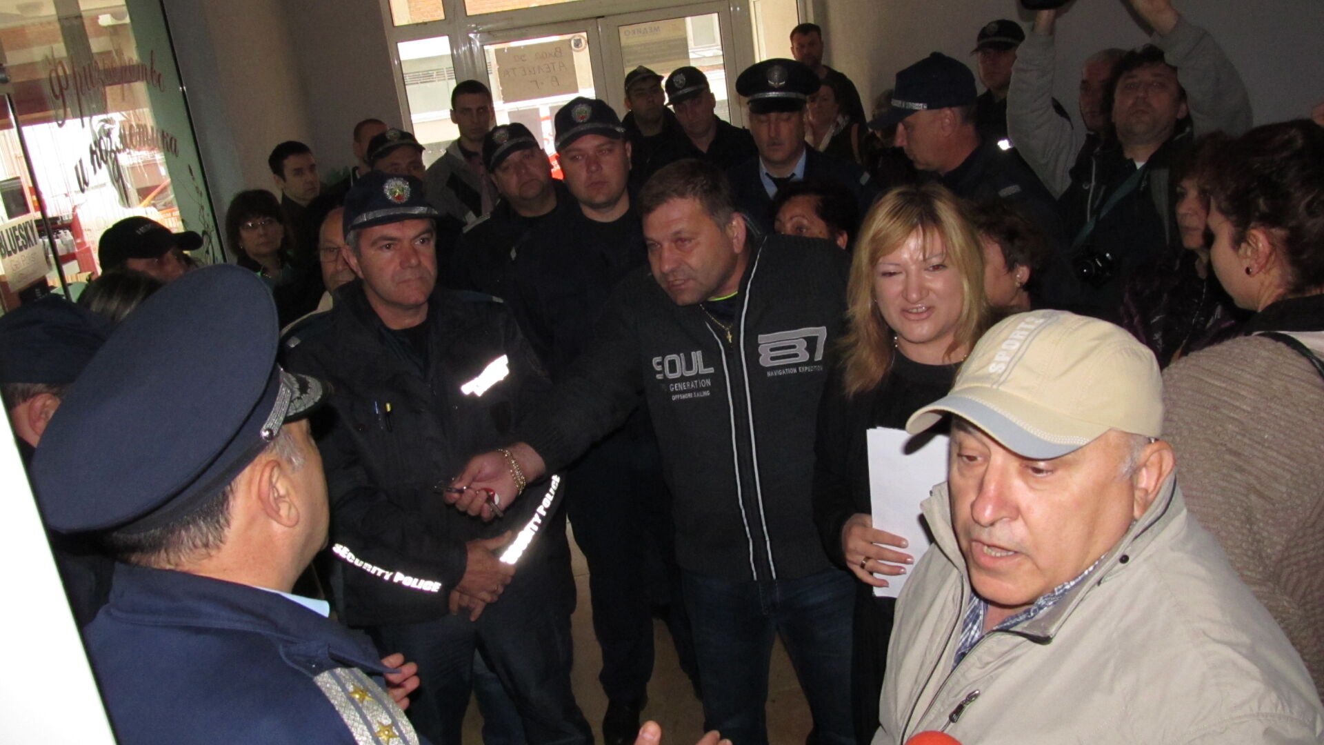 Бунт и намеса на полицията при опис на имоти в блок в Русе (СНИМКИ)
