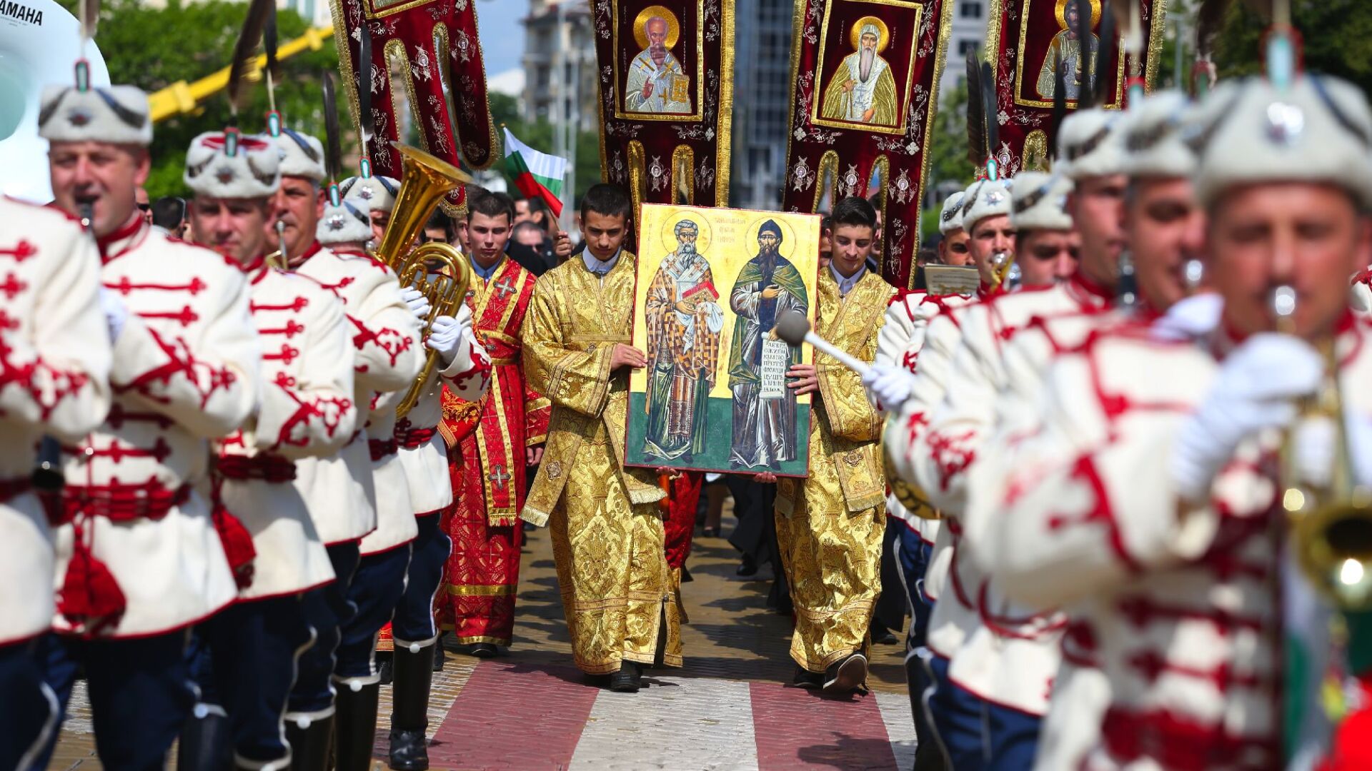 С празнични шествия в цялата страна отбелязваме 24 май