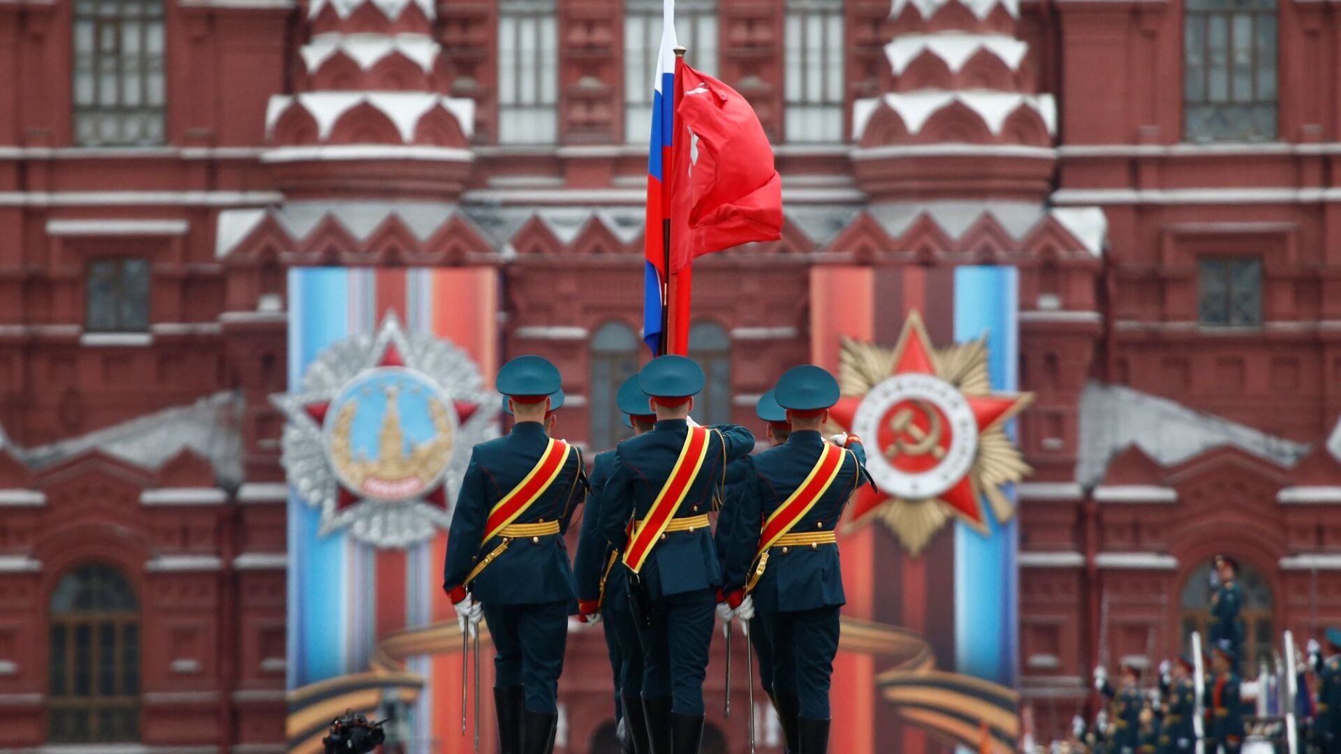 Русия отбелязва Деня на победата с парад на Червения площад (СНИМКИ)
