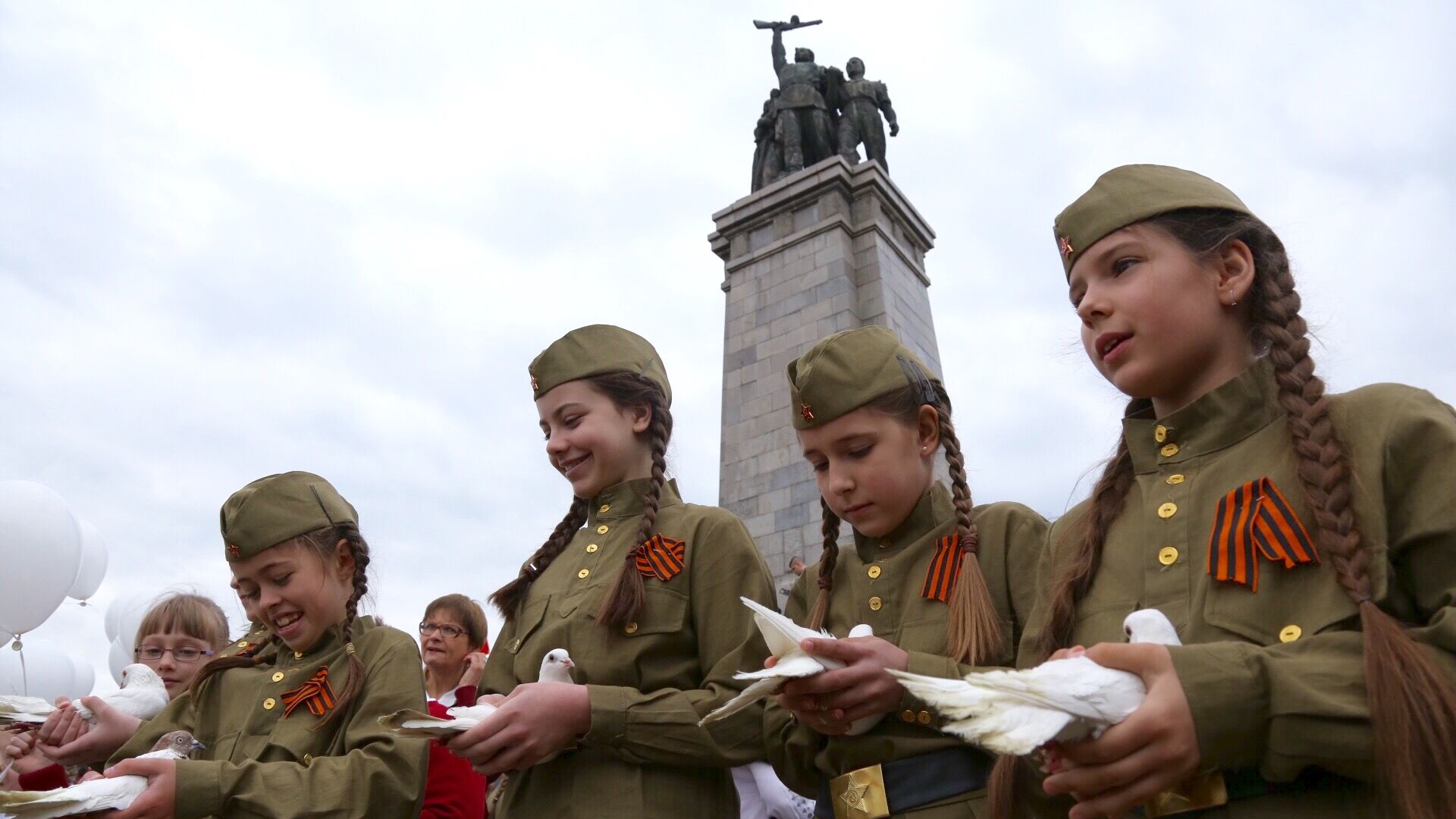 Граждани поднесоха венци и цветя пред Паметника на Съветската армия