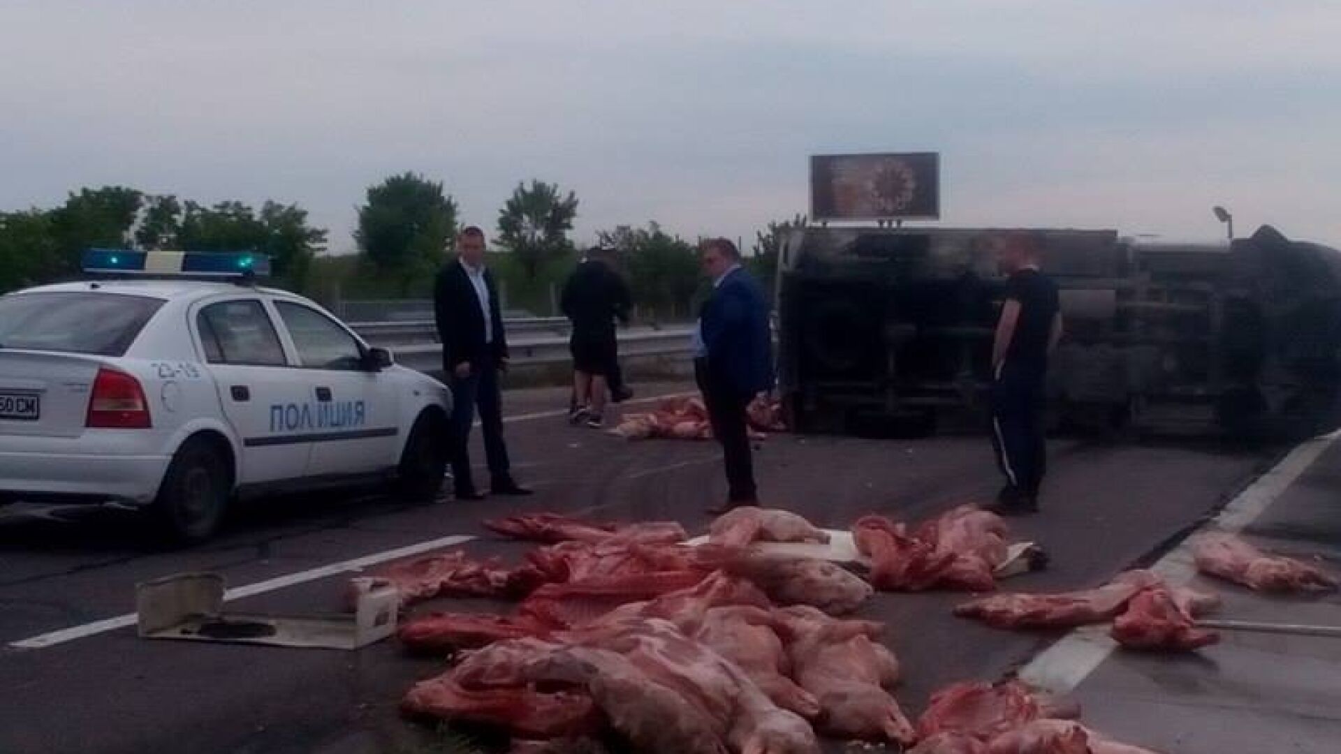 Бус с агнешко месо се преобърна и препречи пътя на Сотир Цацаров към Бургас