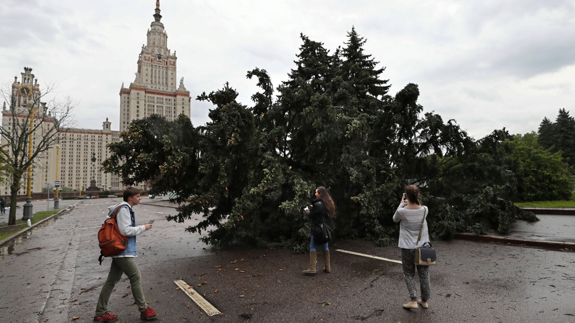 Ураган мина през центъра на Москва и взе 7 жертви (СНИМКИ И ВИДЕО)