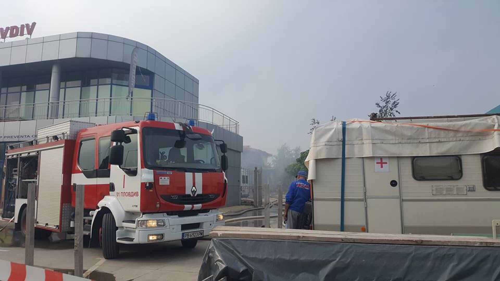 Пожар изпепели магазин за авточасти в Пловдив