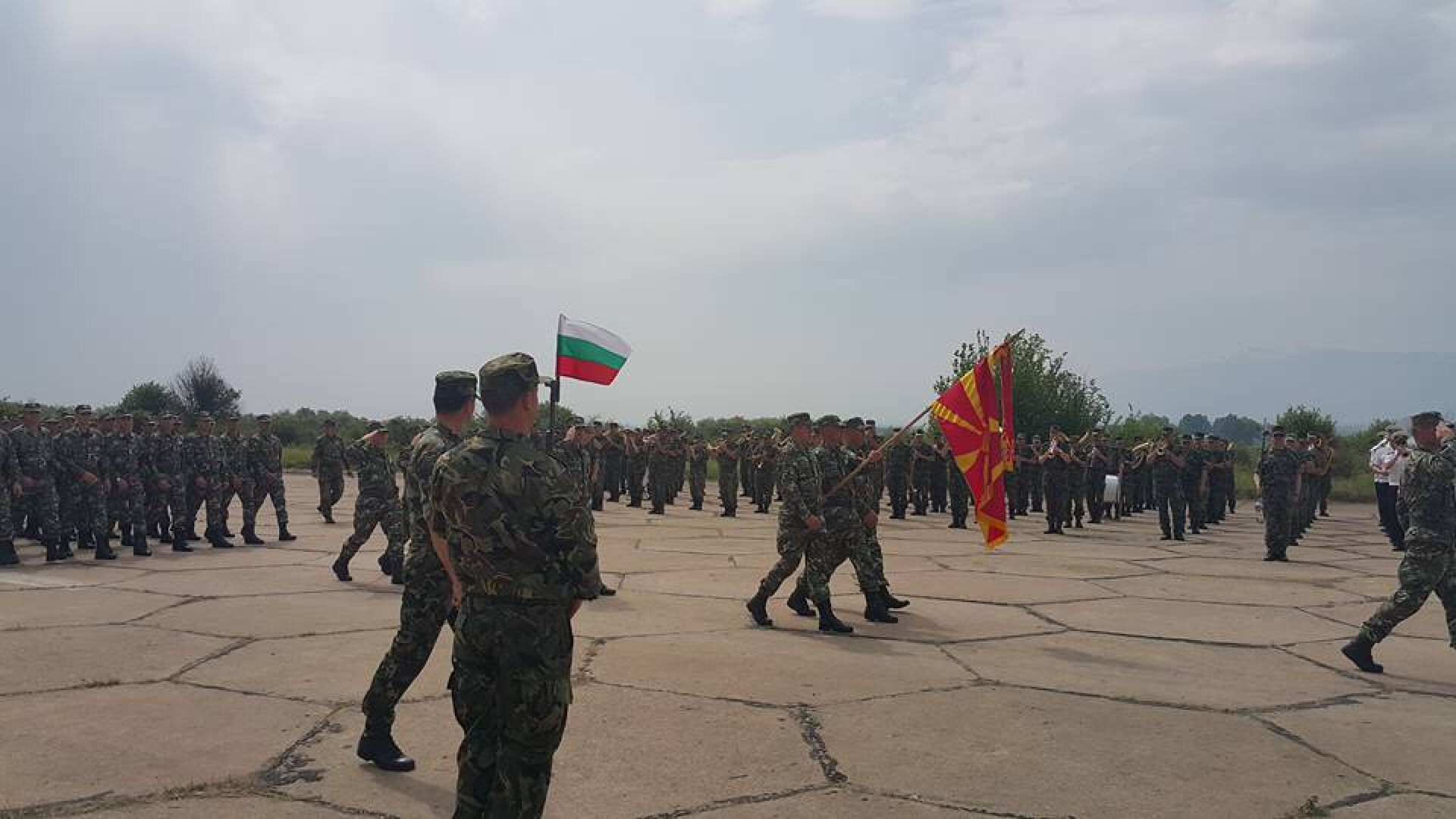 Македонски военни се готвят за парада на Гергьовден