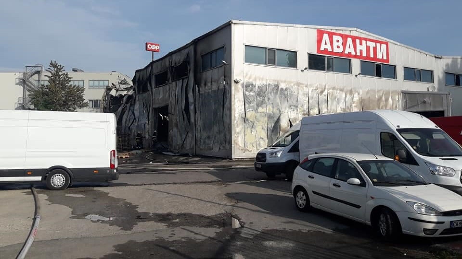 Двама са пострадалите при пожара в склад в „Красна поляна“