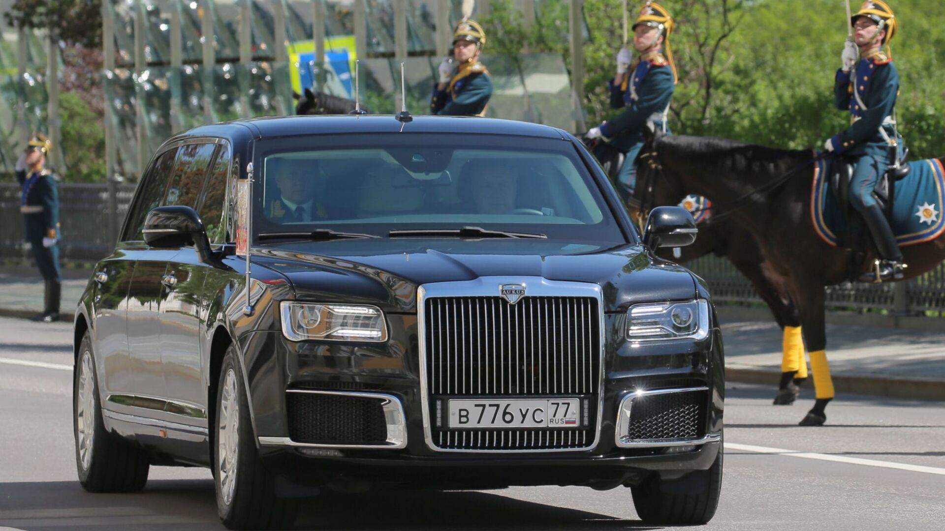 Путин се качи на „отечествена” лимузина (СНИМКИ)