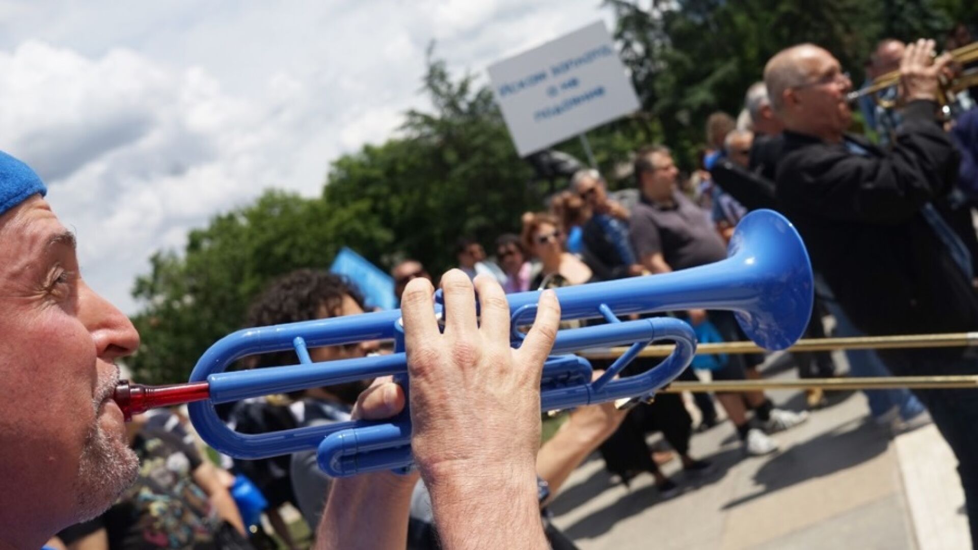 Пред НДК: Музиканти от БНР протестираха за по-високи заплати