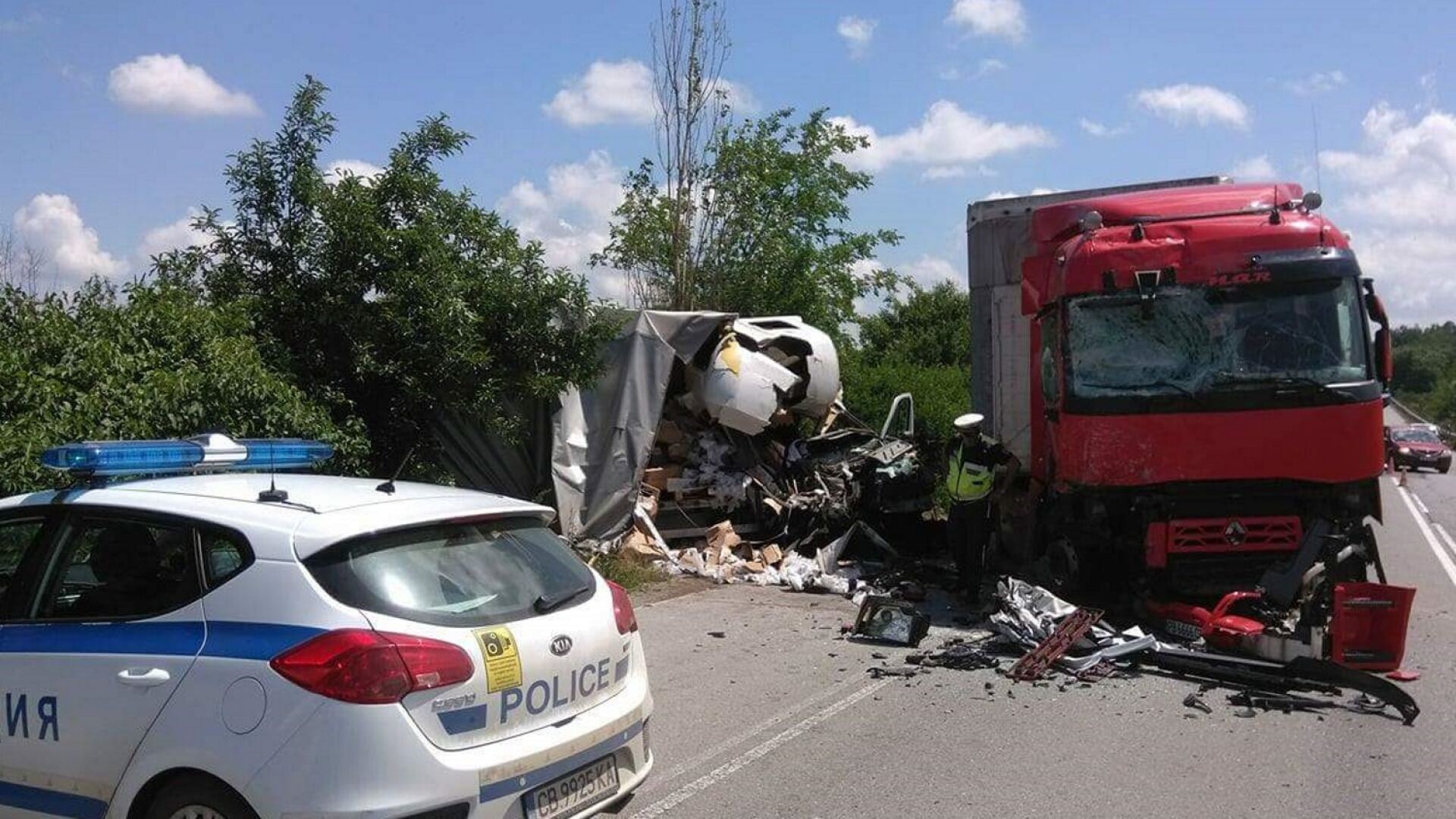Тежка катастрофа между камион и микробус край Монтана