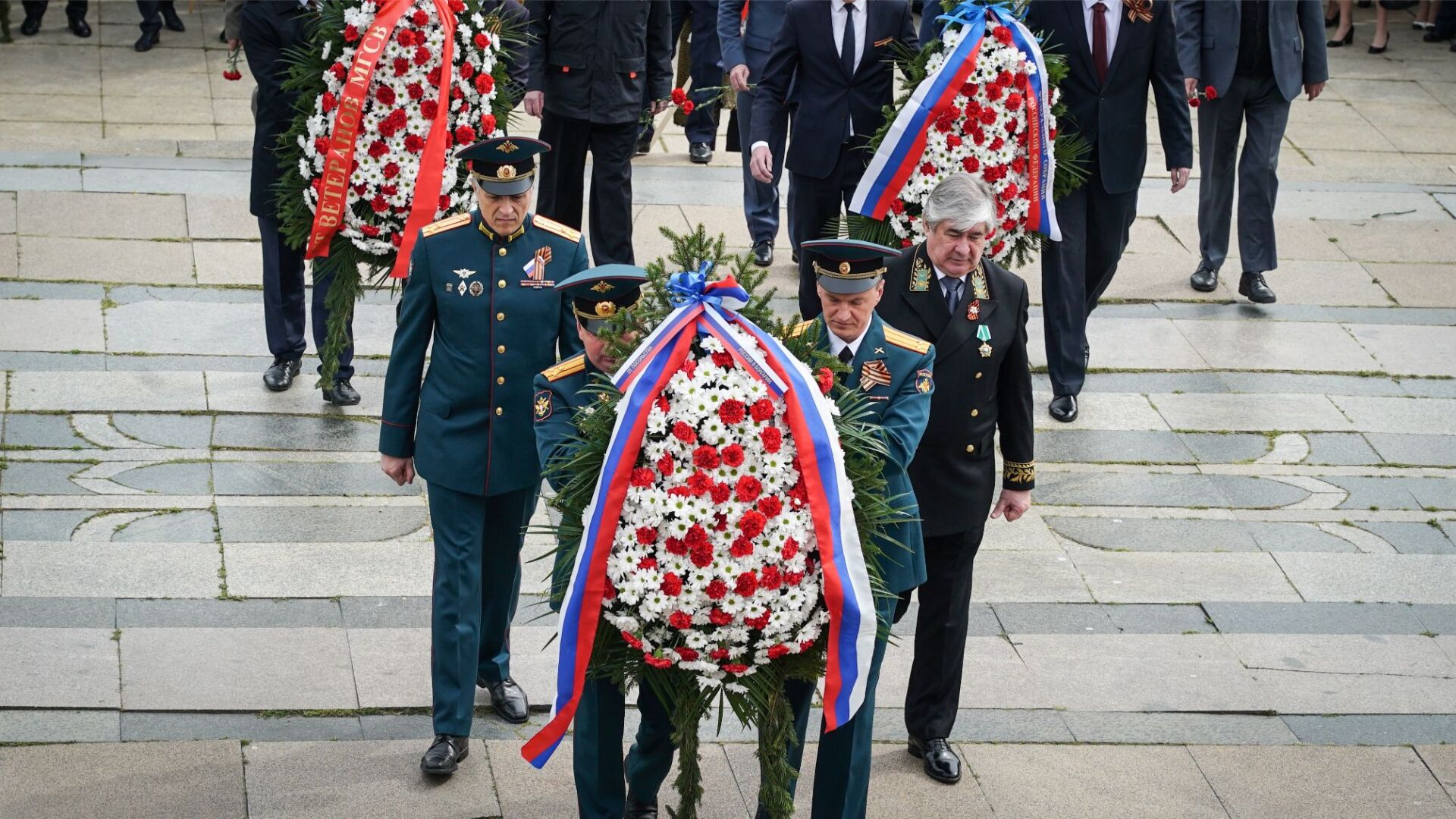 Венци и цветя пред паметника на Незнайния воин (ГАЛЕРИЯ)