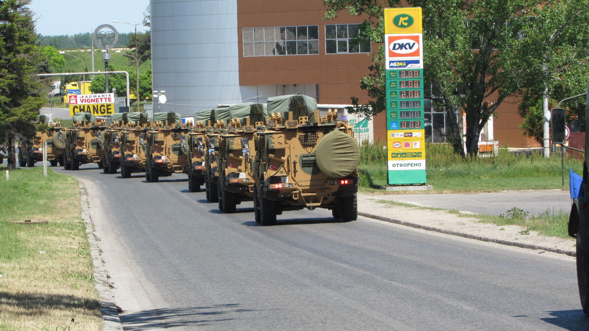 Военна техника на НАТО премина 