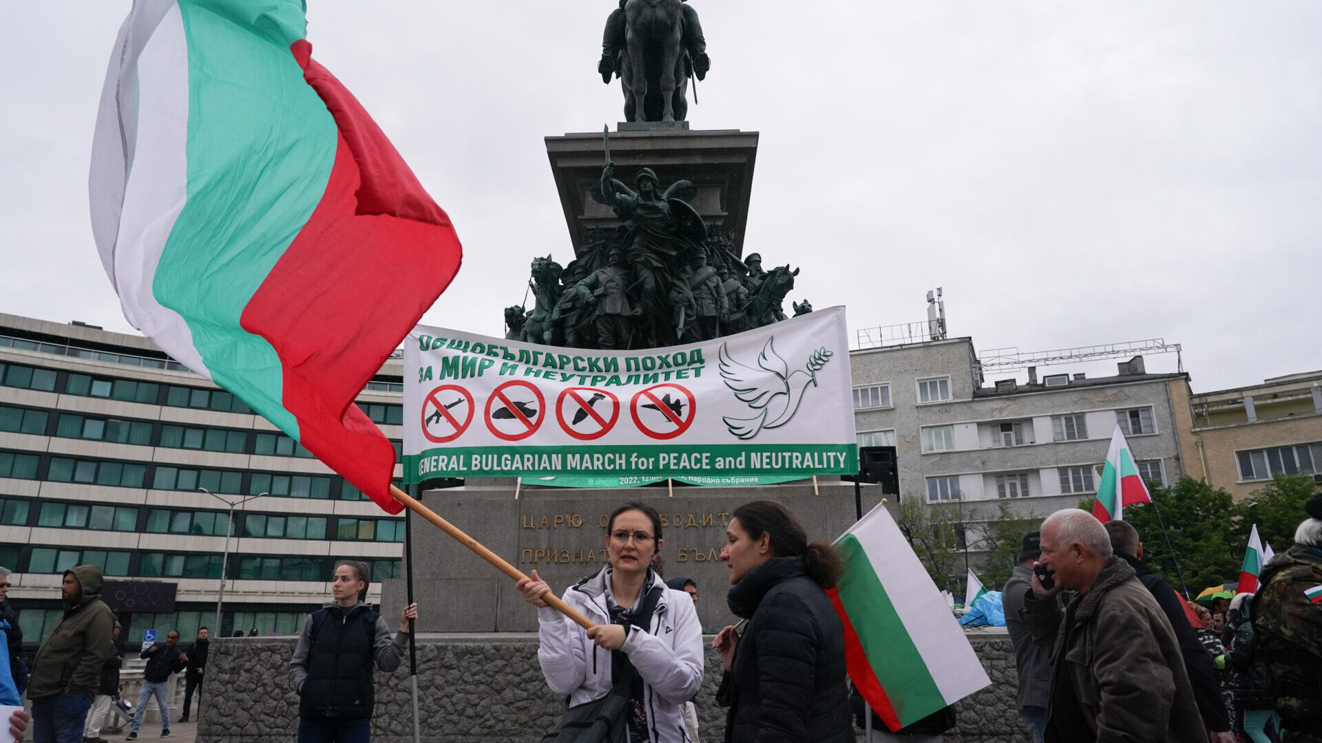 Стотици се събраха на протест в различни градове с искане за неутралитет на България във войната (СНИМКИ И ВИДЕО)