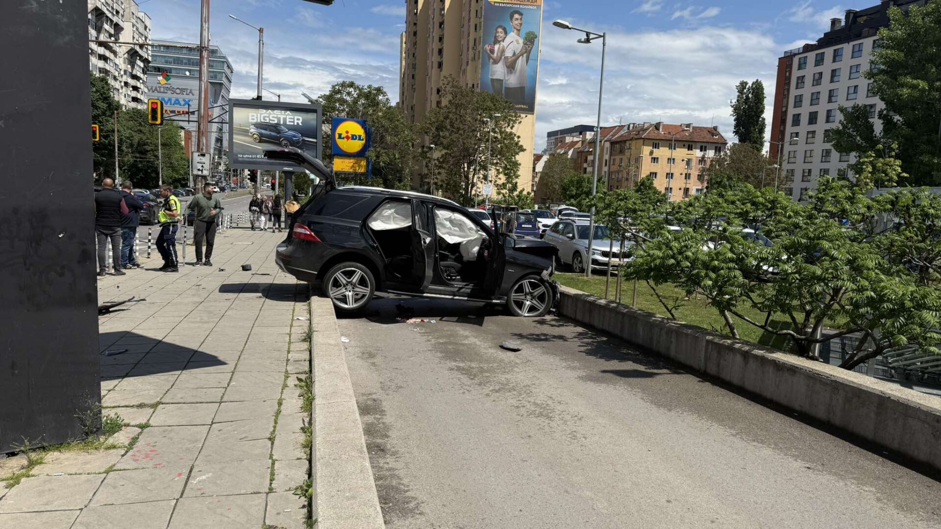 Верижна катастрофа между шест автомобила с множество пострадали в София (СНИМКИ)