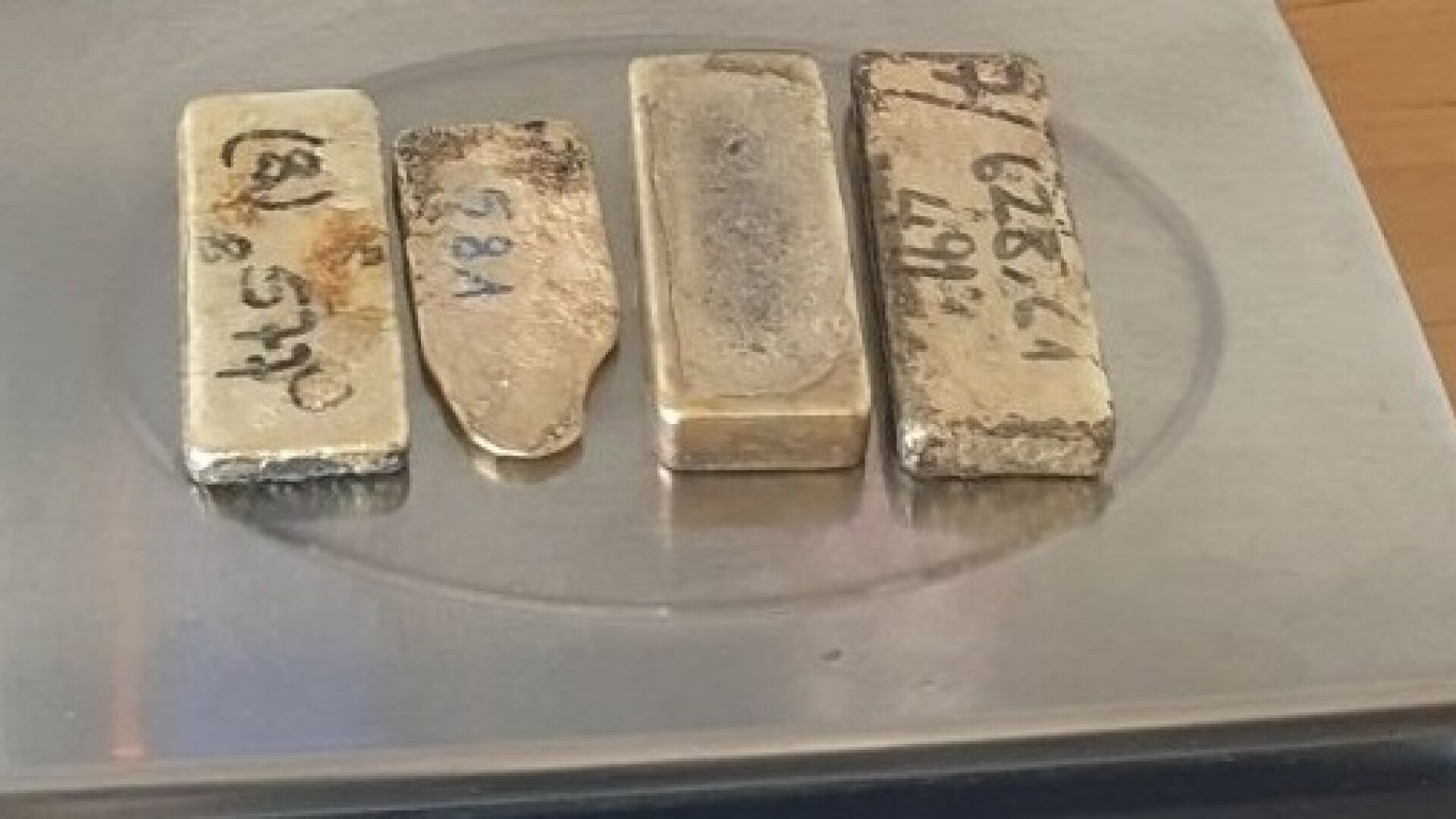 Злато за 215 хиляди под сутиена – митничари хванаха пътничка на „Лесово“ (СНИМКИ)