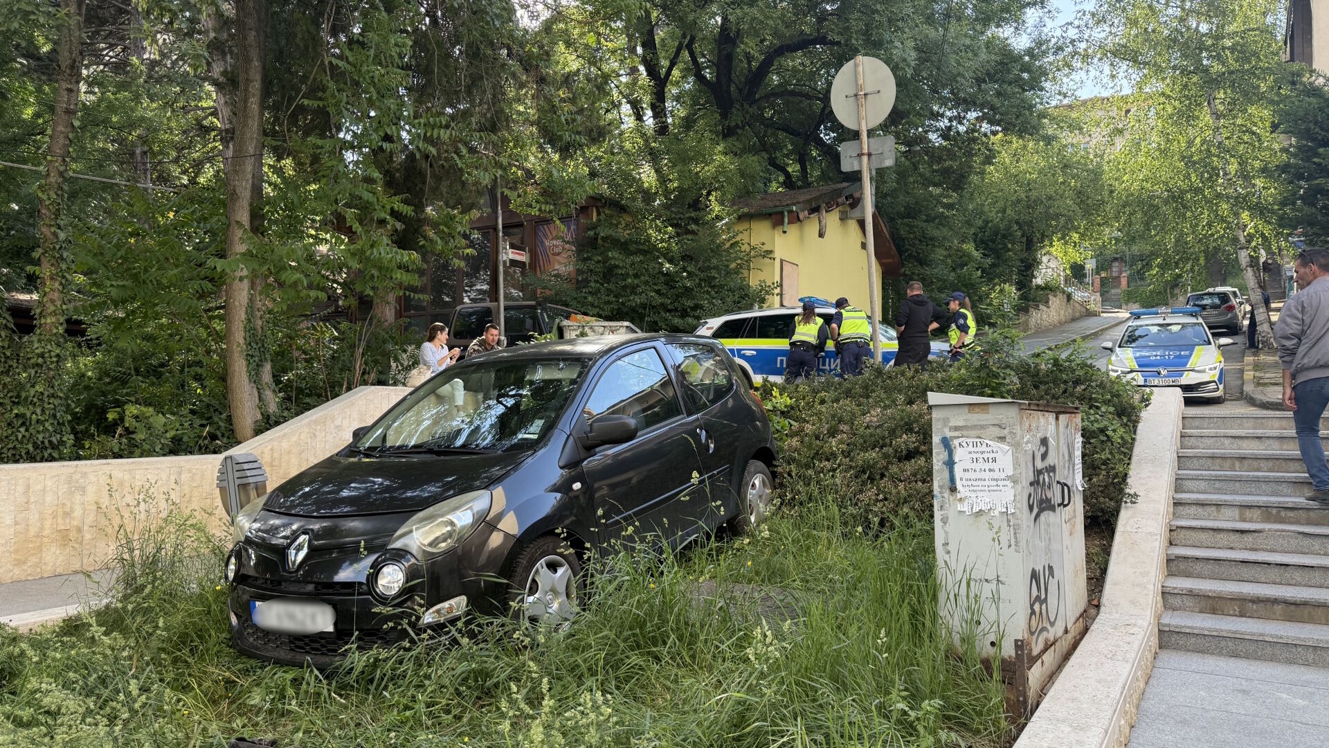 Кола прелетя и „паркира“ в градинка в центъра на Велико Търново (СНИМКИ)