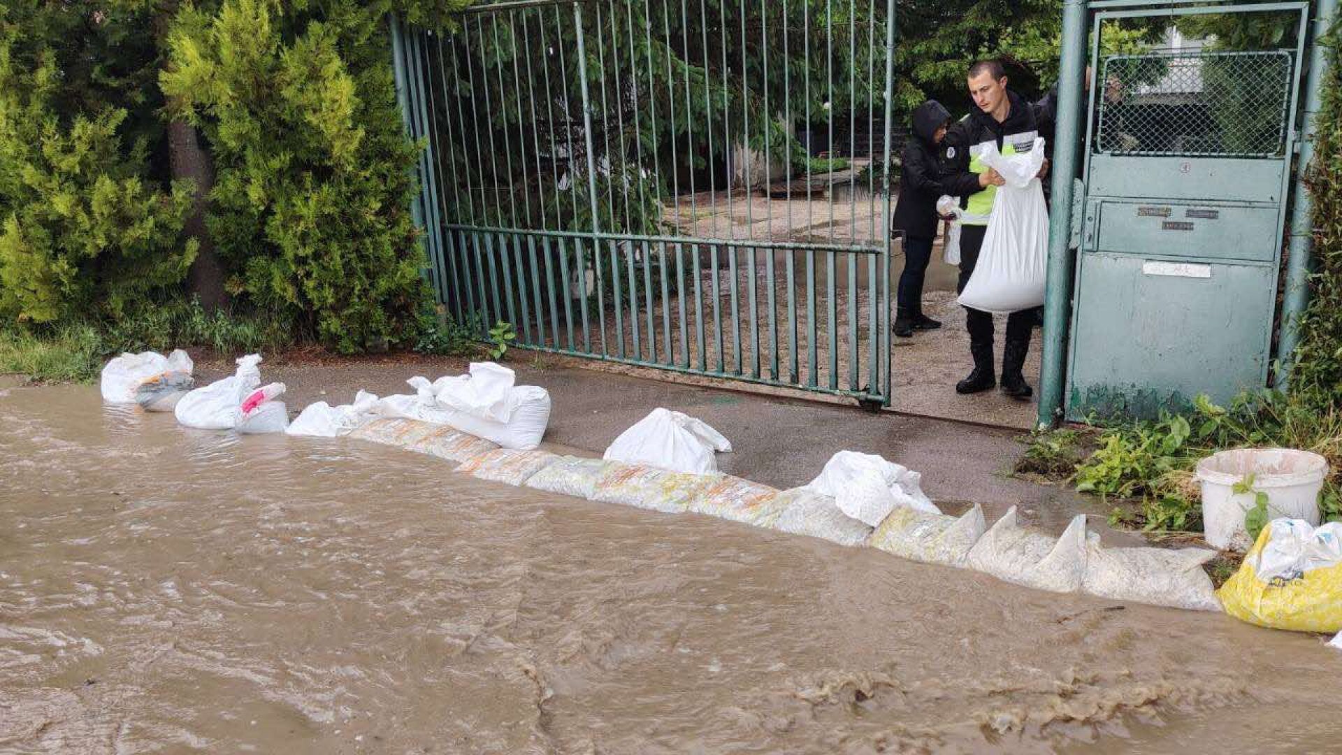 Няколко къщи в „Модерно предградие“ са наводнени след силните дъждове (СНИМКИ)